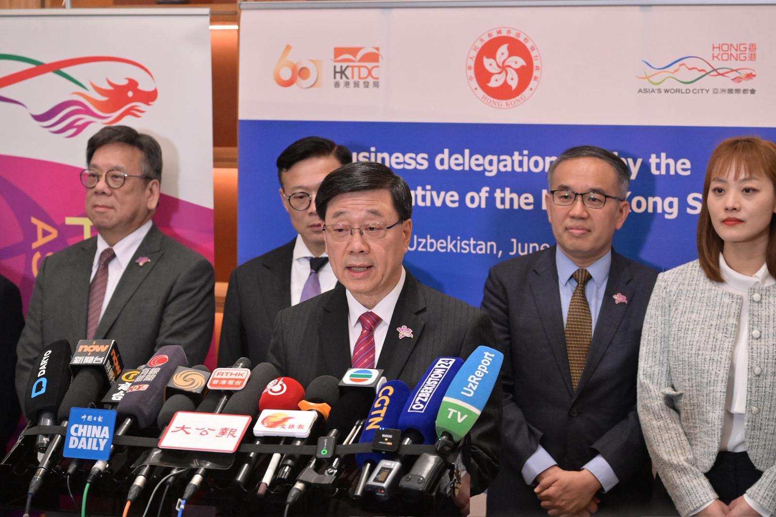 行政長官李家超(中)今日(六月四日)聯同律政司副司長張國鈞博士(左二)、財經事務及庫務局局長許正宇(右二)、商務及經濟發展局局長丘應樺(左一)、創新科技及工業局副局長張曼莉(右一)、「一帶一路」專員何力治、香港貿易發展局主席馬時亨教授、香港總商會諮議會委員林健鋒和徐州工程機械集團有限公司副總裁劉建森博士在烏茲別克斯坦塔什干會見傳媒。