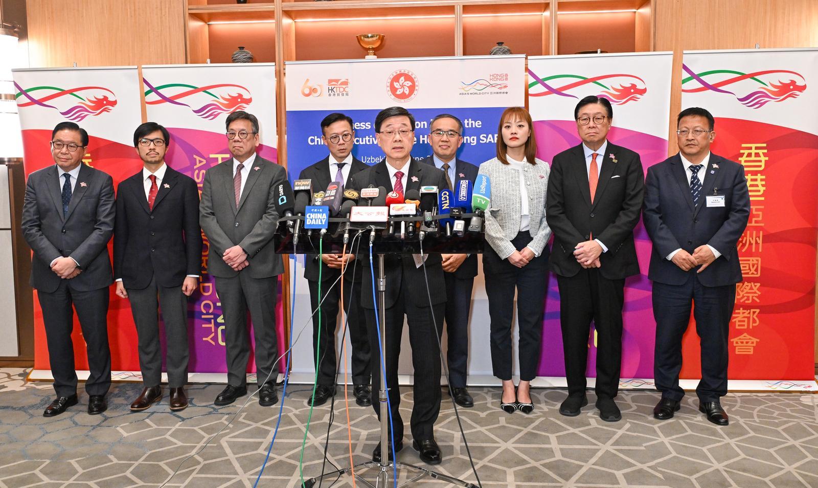 行政長官李家超(中)今日(六月四日)聯同律政司副司長張國鈞博士(左四)、財經事務及庫務局局長許正宇(右四)、商務及經濟發展局局長丘應樺(左三)、創新科技及工業局副局長張曼莉(右三)、「一帶一路」專員何力治(左二)、香港貿易發展局主席馬時亨教授(右二)、香港總商會諮議會委員林健鋒(左一)和徐州工程機械集團有限公司副總裁劉建森博士(右一)在烏茲別克斯坦塔什干會見傳媒。