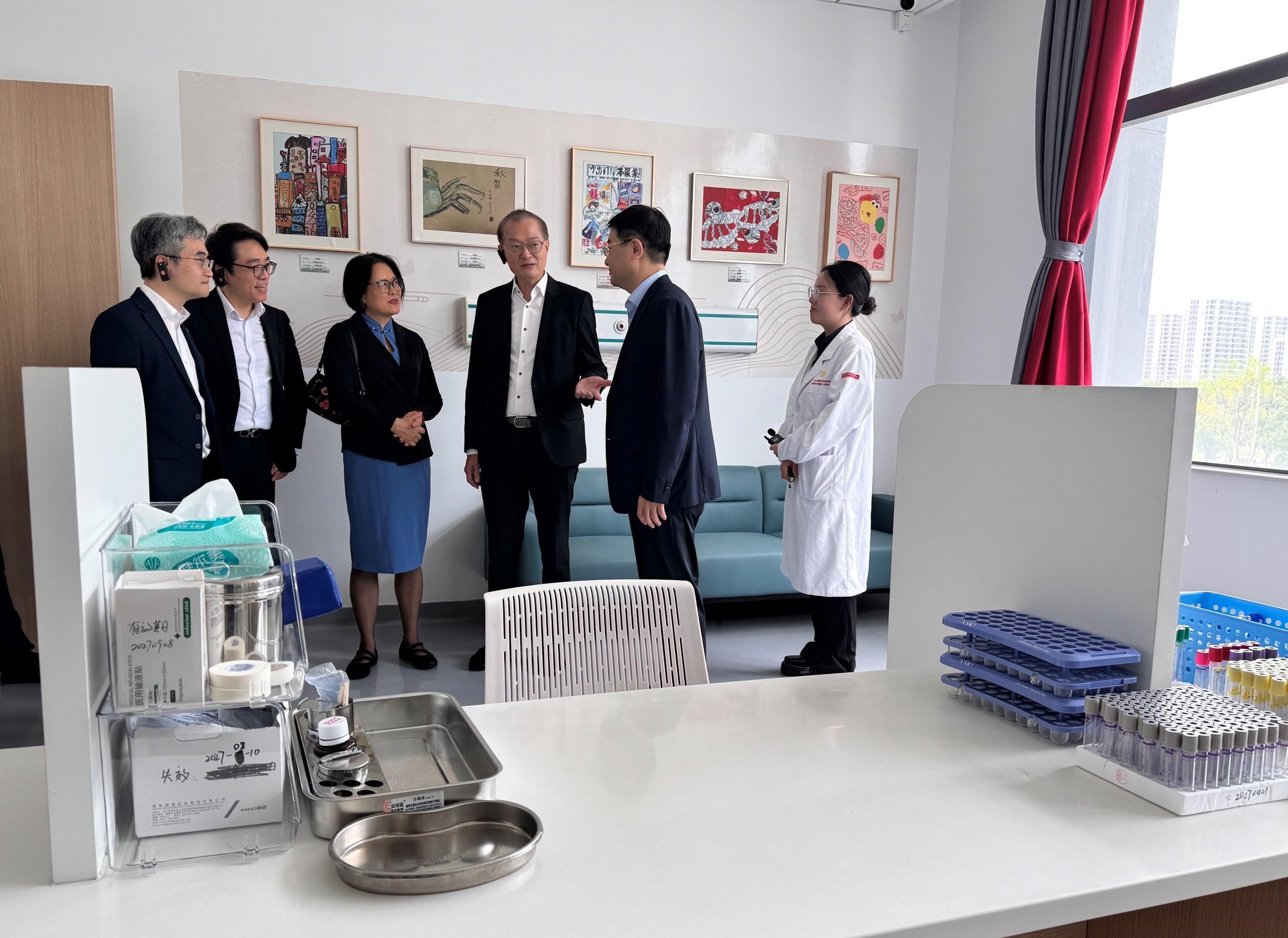 醫務衞生局局長盧寵茂教授昨日(六月四日)率領代表團在福州參觀復旦大學附屬華山醫院福建醫院。圖示盧寵茂教授(右三)在醫院的國際醫療部與職員交流。