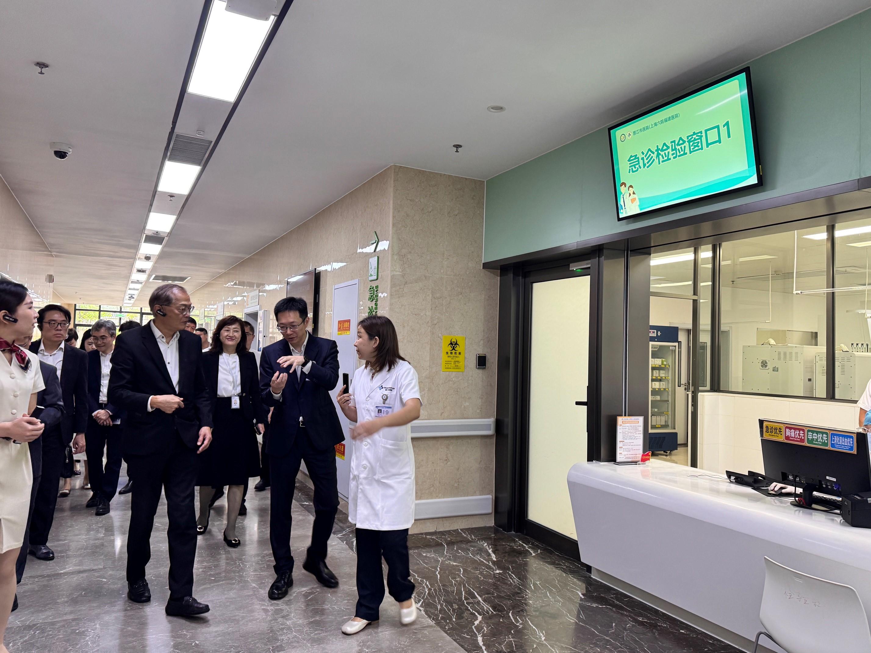 醫務衞生局(醫衞局)局長盧寵茂教授今日(六月五日)率領代表團在泉州參觀晉江市醫院。圖示盧寵茂教授(前排左二)聽取醫院職員介紹處理急診流程。醫衞局副秘書長麥震宇(第二排左一)亦有陪同。