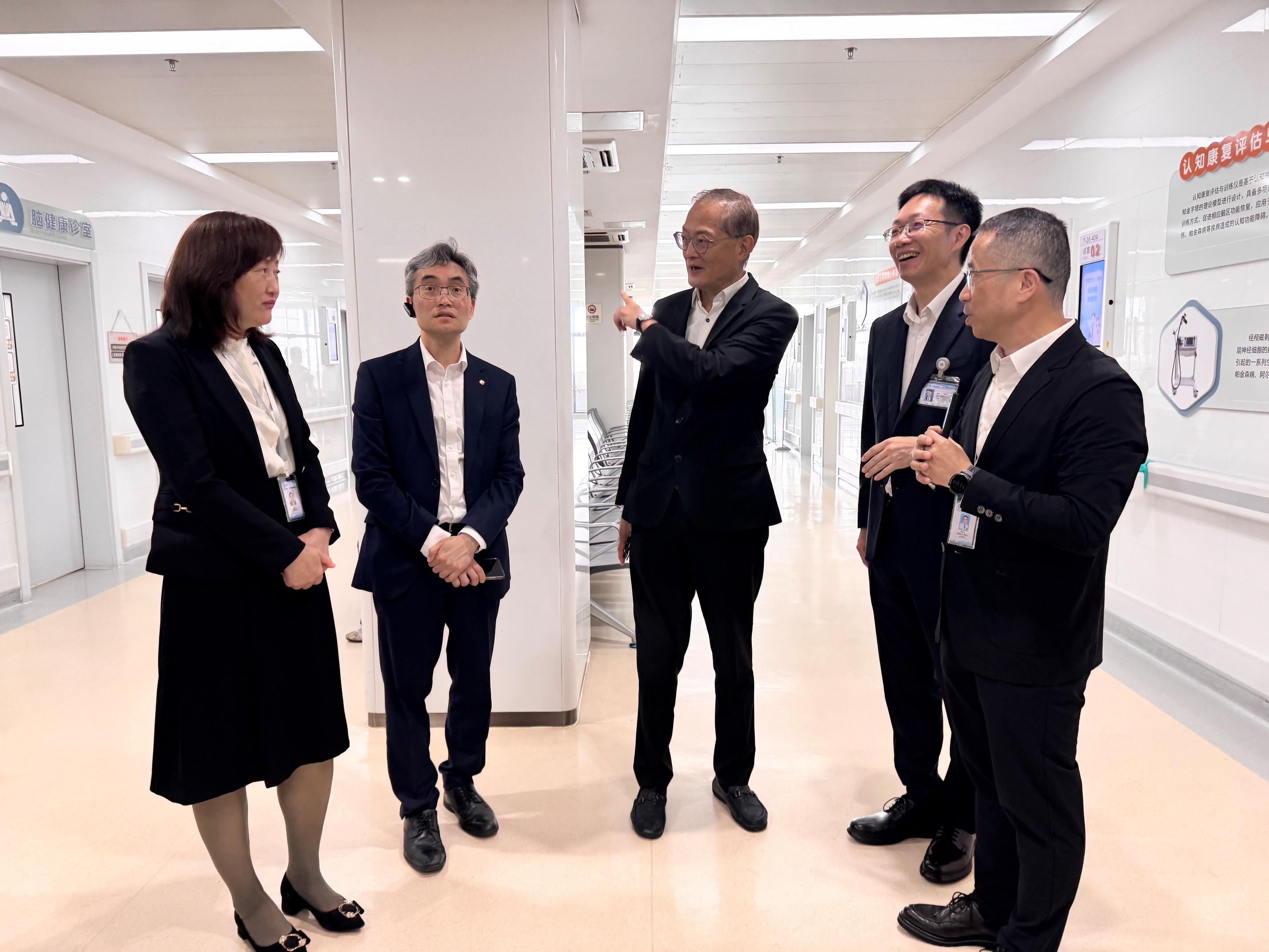 醫務衞生局局長盧寵茂教授今日(六月五日)率領代表團在泉州參觀晉江市醫院。圖示盧寵茂教授(中)與醫院管理人員交流。