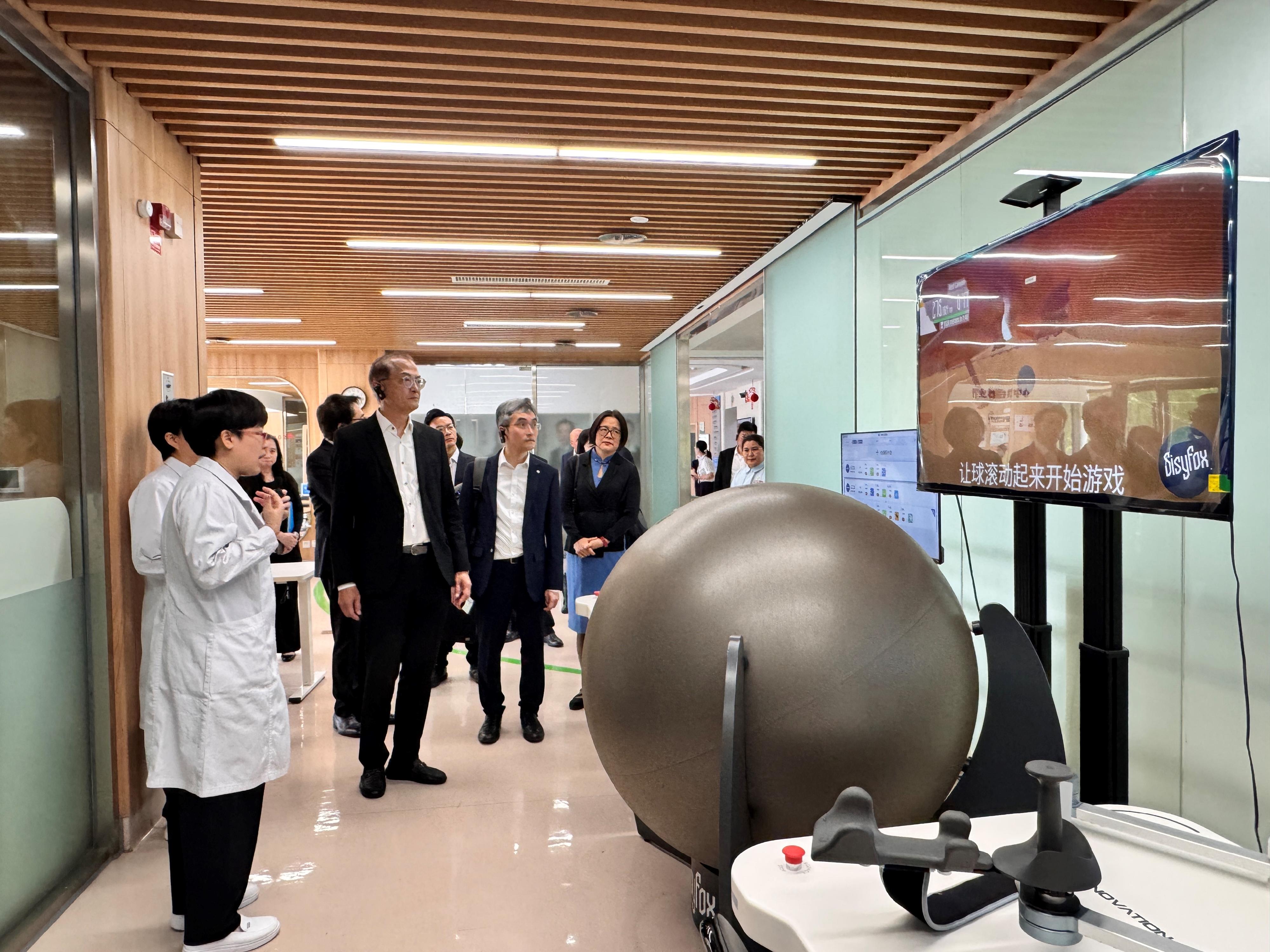 The Secretary for Health, Professor Lo Chung-mau, led a delegation to visit Huashan Hospital Fujian Campus, Fudan University, in Fuzhou yesterday (June 4). Photo shows Professor Lo (second left) visiting the Rehabilitation Medical Center of the hospital.