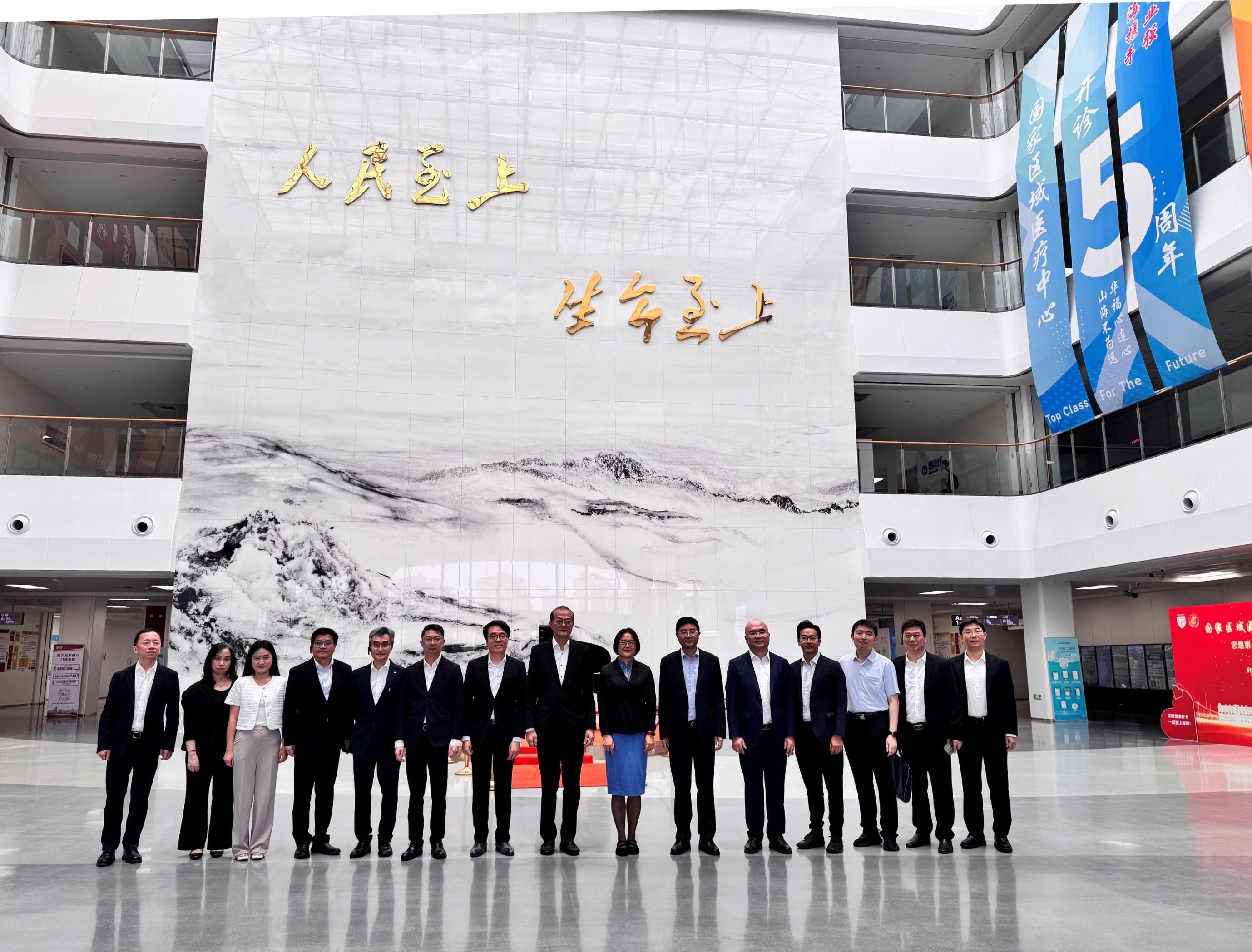 The Secretary for Health, Professor Lo Chung-mau, led a delegation to visit Huashan Hospital Fujian Campus, Fudan University in Fuzhou yesterday (June 4). Photo shows Professor Lo (eighth left); Deputy Secretary for Health Mr Edward Mak (seventh left); and the Senior Advisor (Secretary for Health's Office), Dr Joe Fan (sixth left), with leaders of the hospital and other members of the delegation.