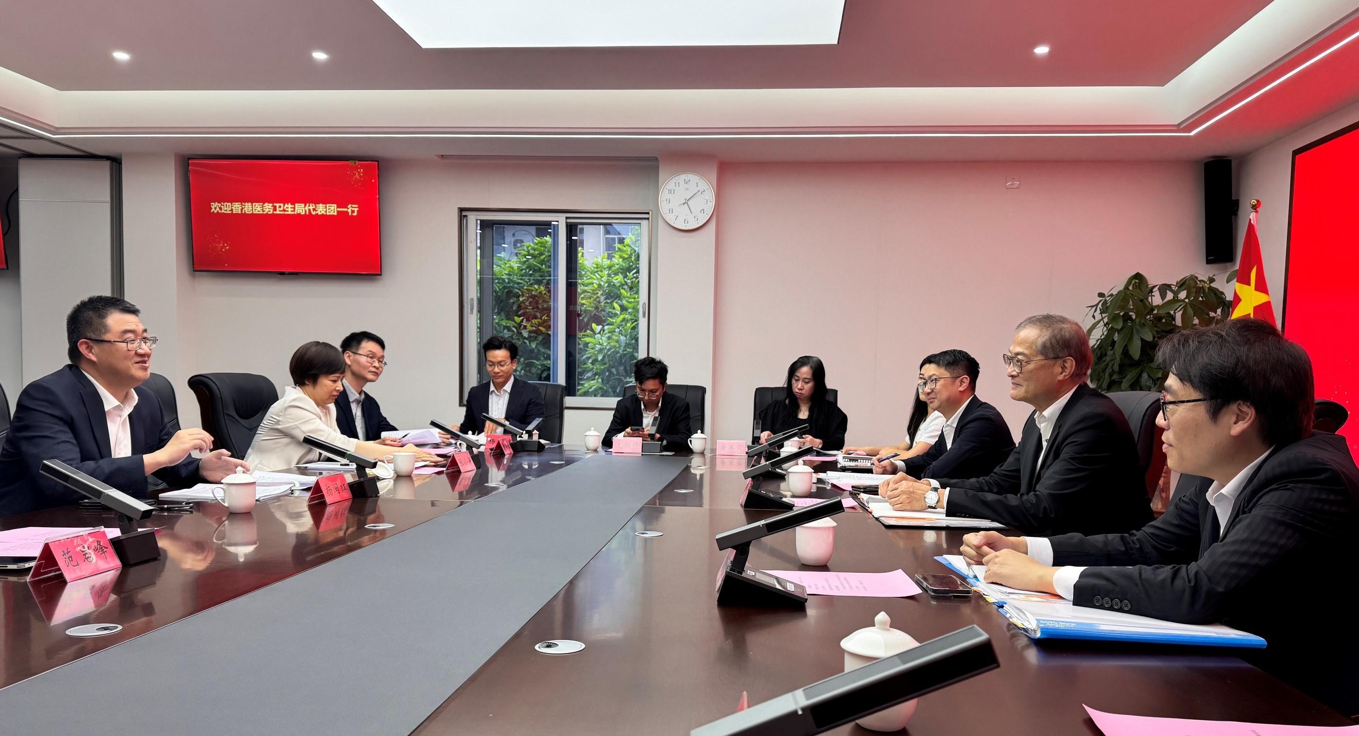 The Secretary for Health, Professor Lo Chung-mau (second right), led a delegation to meet with the Secretary of the Communist Party of China and Director-General of the Fujian Provincial Health Commission, Mr Yang Minhong (first left), in Fuzhou yesterday (June 4). Deputy Secretary for Health Mr Edward Mak (first right) and the Senior Advisor (Secretary for Health's Office), Dr Joe Fan (third right), also attended the meeting.