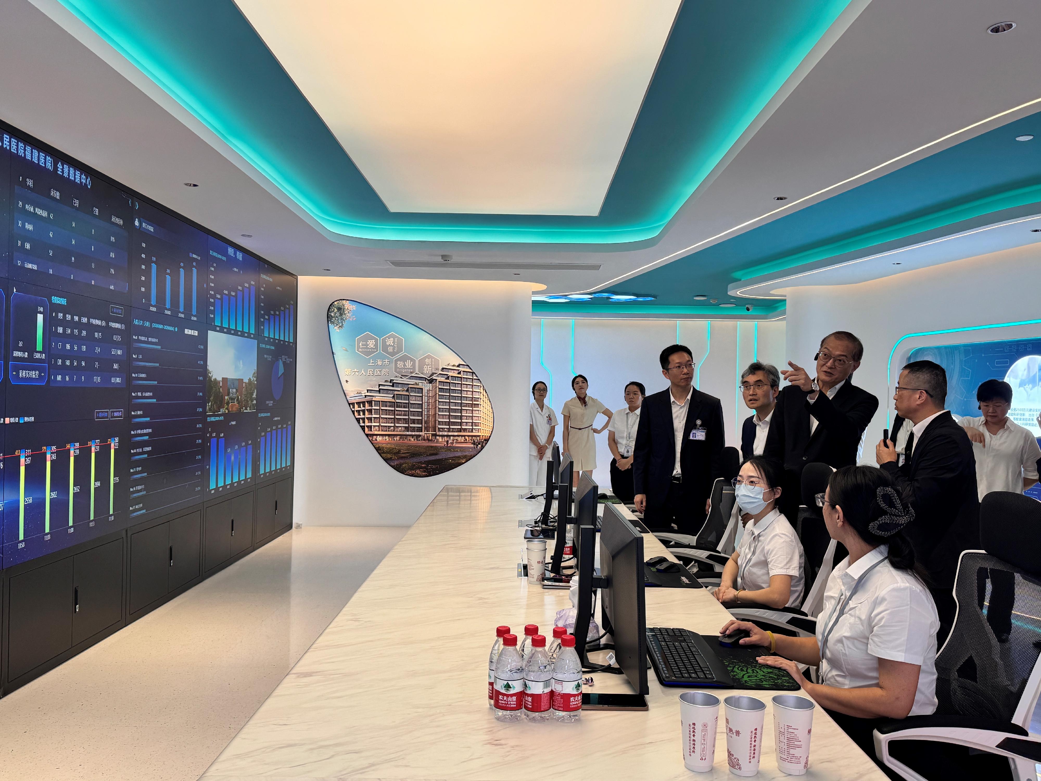 The Secretary for Health, Professor Lo Chung-mau (back row, third right), leads a delegation to visit Jinjiang Municipal Hospital in Quanzhou today (June 5).