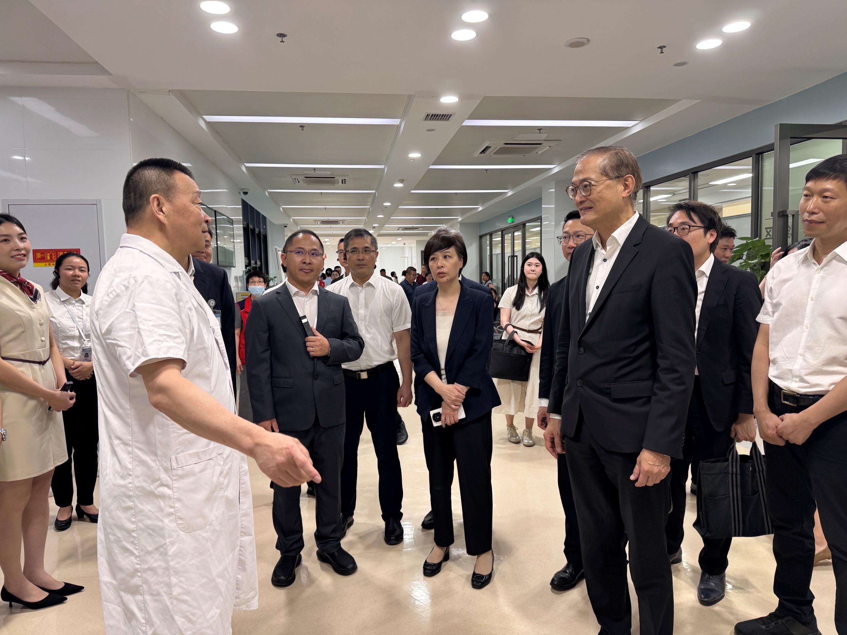 The Secretary for Health, Professor Lo Chung-mau, leads a delegation to visit Jinjiang Municipal Hospital in Quanzhou today (June 5). Photo shows Professor Lo (front row, second right) chatting with a healthcare staff member at the hospital.