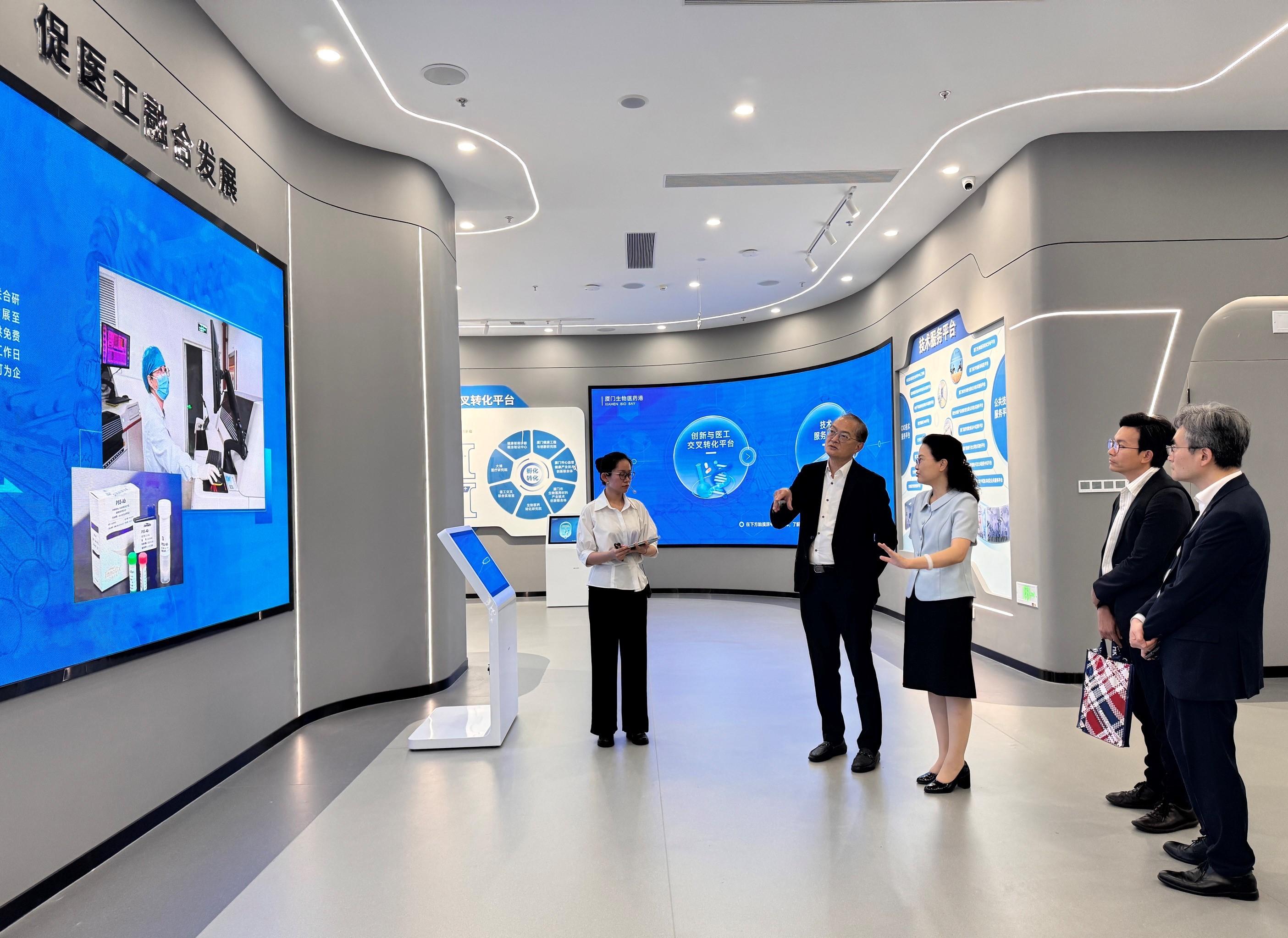 The Secretary for Health, Professor Lo Chung-mau (second left), leads a delegation to visit the Xiamen Bio Bay in Xiamen today (June 5).