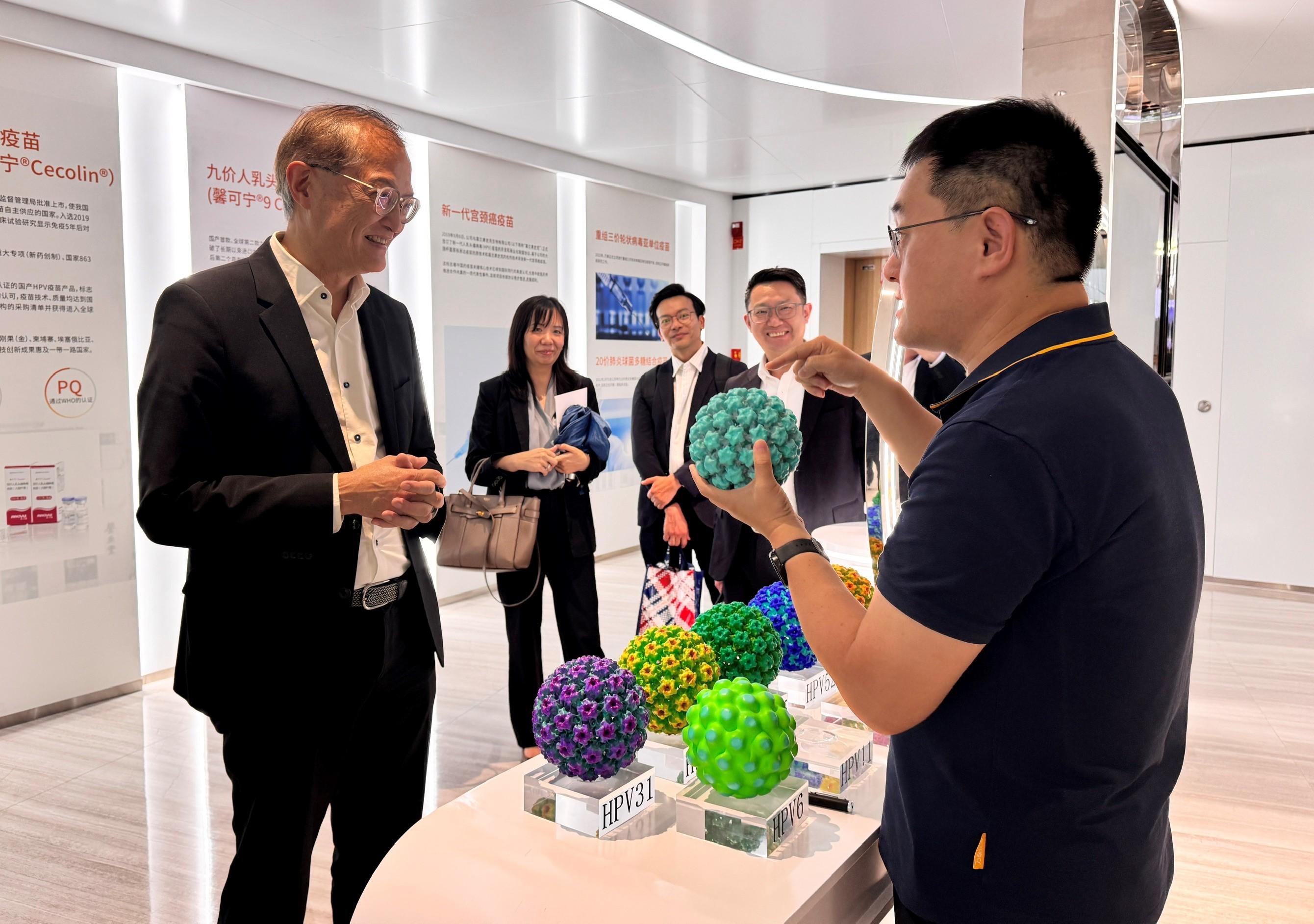 The Secretary for Health, Professor Lo Chung-mau (first left), leads a delegation to visit a pharmaceutical enterprise at the Xiamen Bio Bay today (June 5), and chats with a representative of the enterprise. Also accompanying is the Senior Advisor (Secretary for Health's Office), Dr Joe Fan (second right).