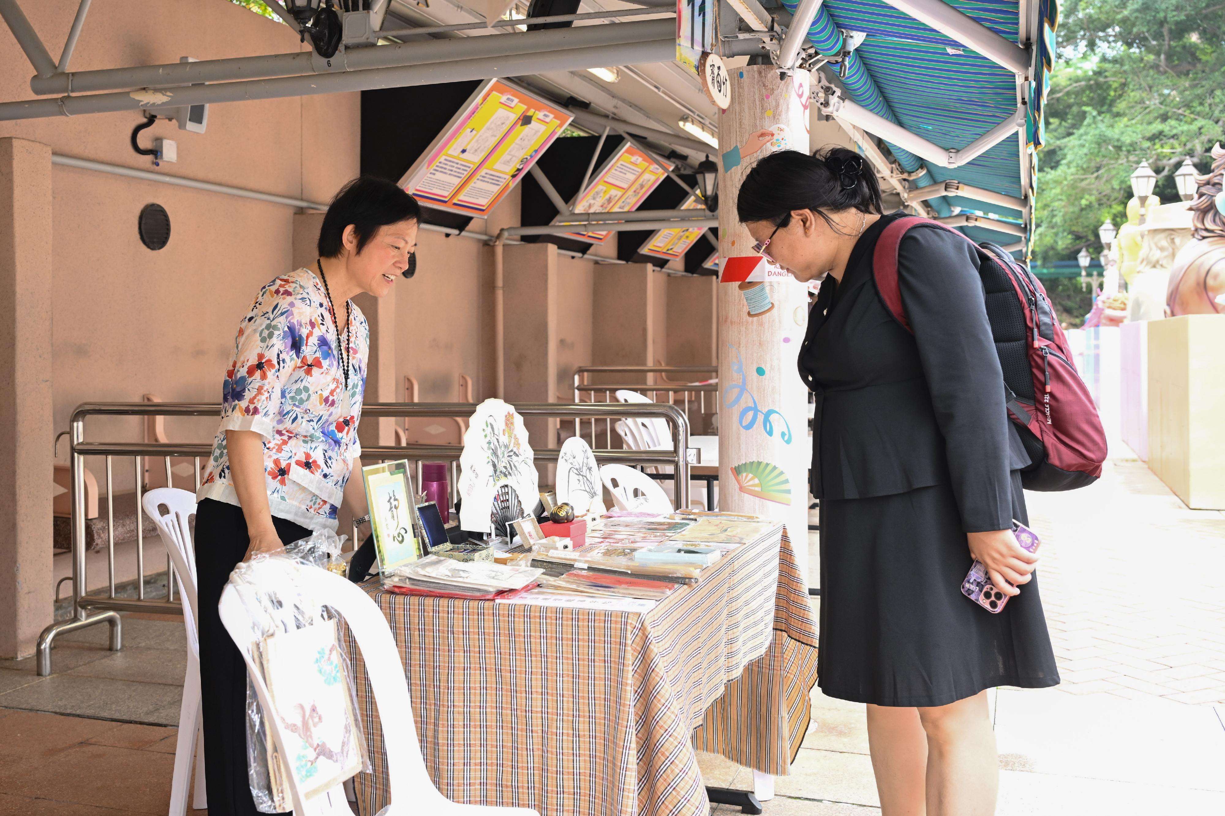 A new phase of the Arts Fun Fair at Kowloon Park, managed by the Leisure and Cultural Services Department, will be held on Sundays and public holidays from June 7 until May 30 next year. There will be 11 stalls displaying and selling craftworks as well as providing arts services.
