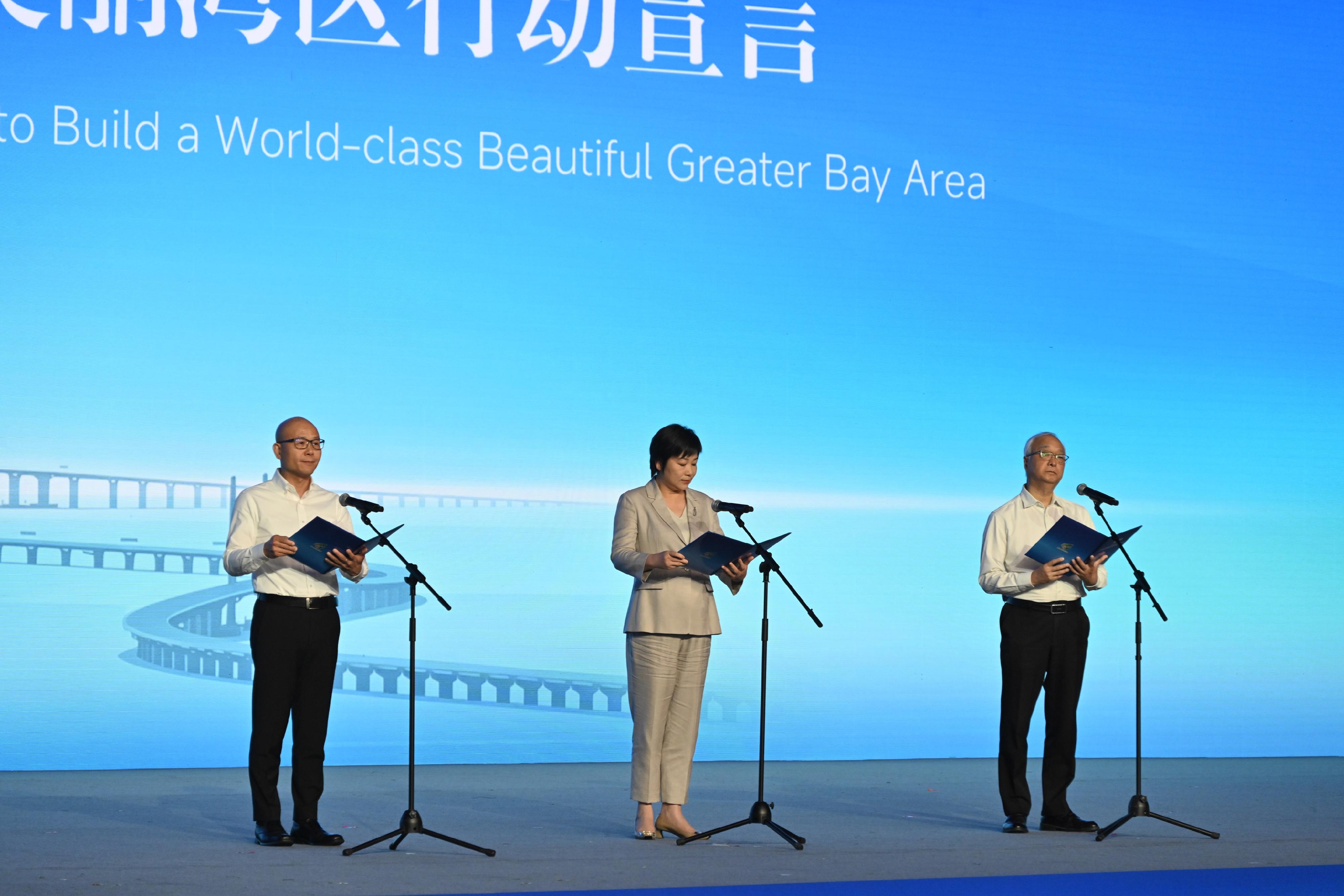 環境及生態局局長謝展寰今日（六月五日）於廣州出席2026年六五環境日國家主場活動。圖示謝展寰（右）聯同廣東省生態環境廳廳長徐曉霞（中）和澳門特別行政區政府環境保護局局長葉擴林（左）宣讀《粵港澳共建國際一流美麗灣區行動宣言》。