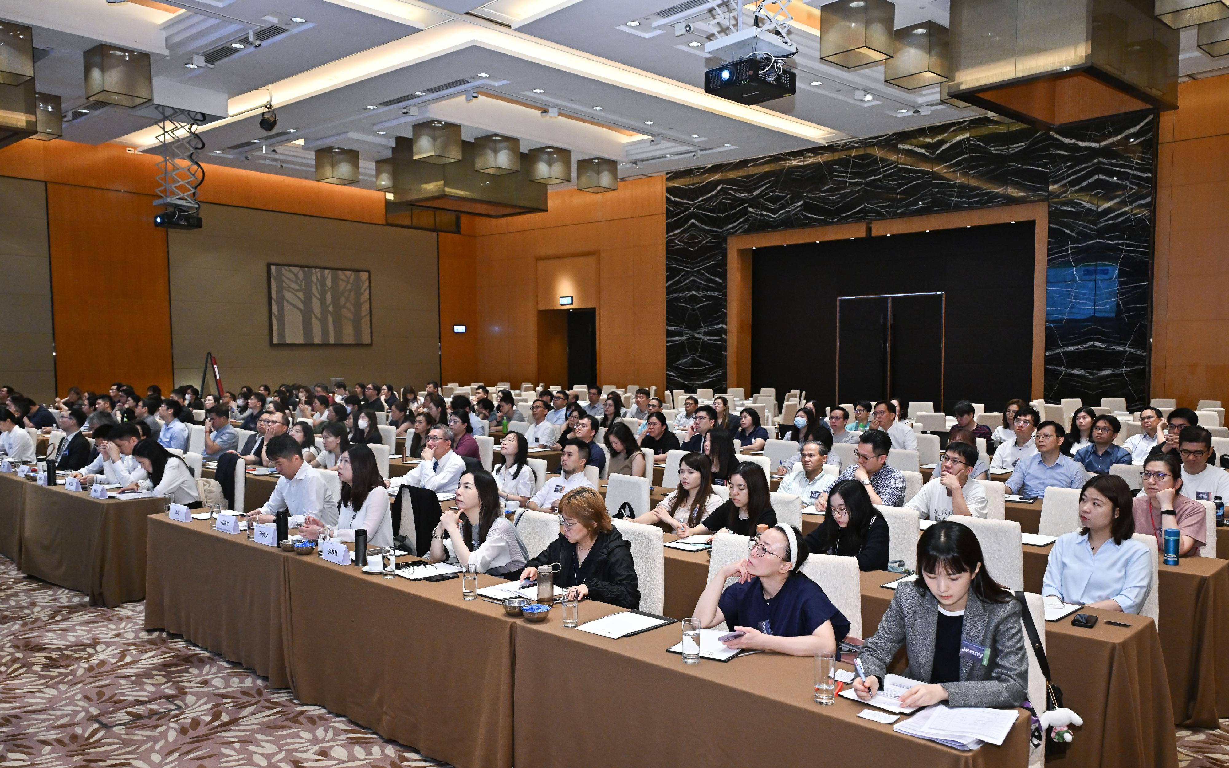 The Department of Health today (June 5) invited senior reviewers from the Guangdong-Hong Kong-Macao Greater Bay Area Center for Drug Evaluation and Inspection of the National Medical Products Administration to attend a forum called "New Chapter in Pharmaceutical Regulation: 2026 Drug Regulation and Review Trends Forum" to provide the local pharmaceutical industry with a detailed overview of the latest developments and relevant regulatory requirements regarding drug regulation and registration evaluation in the Chinese Mainland. The forum aimed to help the local industry seize opportunities to expand into the Mainland market, while fostering drug innovation and collaboration within the Greater Bay Area. Photo shows over 100 representatives from the local pharmaceutical sector attending the forum.
