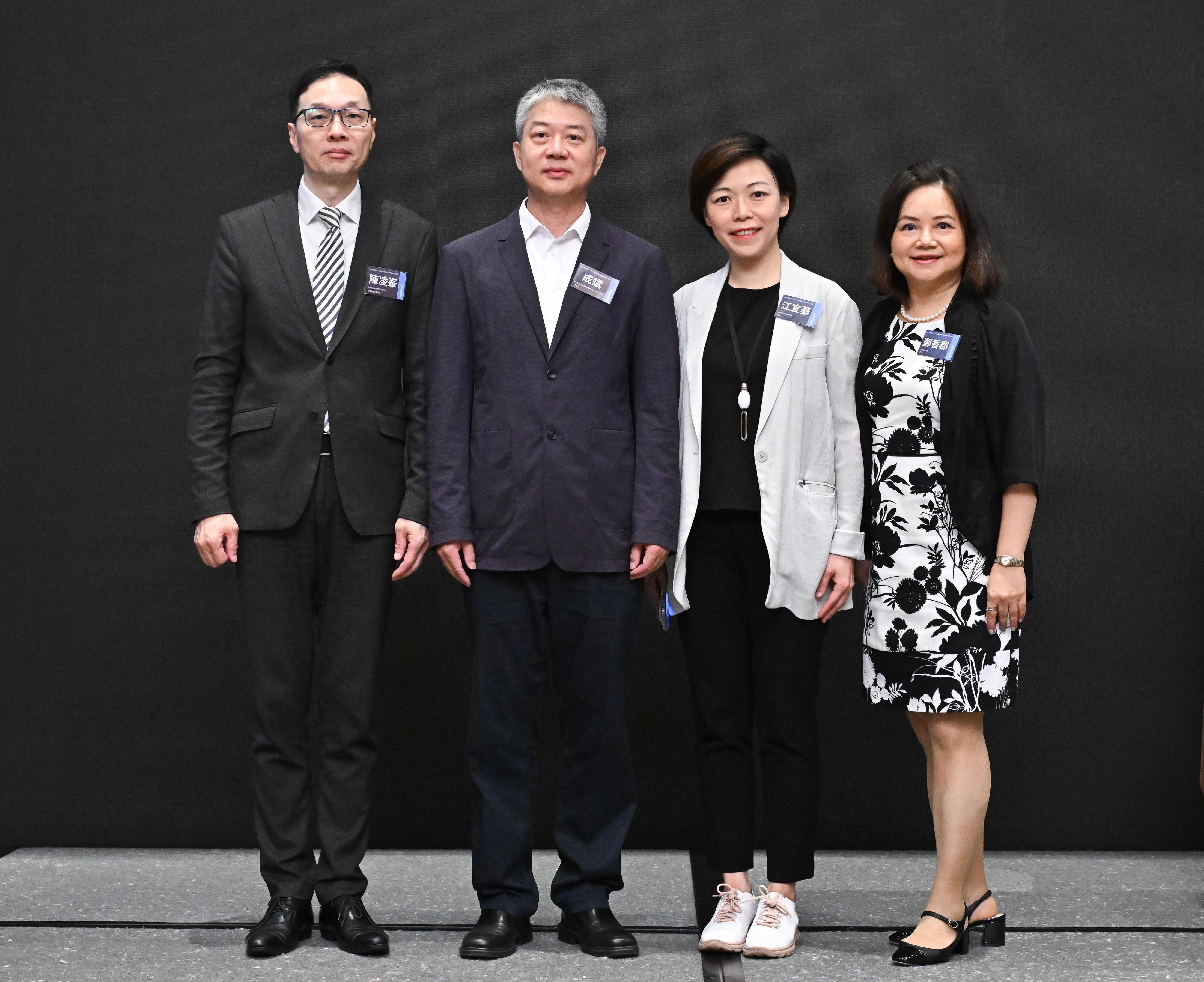The Department of Health (DH) today (June 5) invited senior reviewers from the Guangdong-Hong Kong-Macao Greater Bay Area Center for Drug Evaluation and Inspection of the National Medical Products Administration (NMPA) to attend a forum called "New Chapter in Pharmaceutical Regulation: 2026 Drug Regulation and Review Trends Forum" to provide the local pharmaceutical industry with a detailed overview of the latest developments and relevant regulatory requirements regarding drug regulation and registration evaluation in the Chinese Mainland. The forum aimed to help the local industry seize opportunities to expand into the Mainland market, while fostering drug innovation and collaboration within the Greater Bay Area. Photo shows (from left) the Assistant Director of Health (Drug), Mr Frank Chan; the Deputy Director of the Guangdong-Hong Kong-Macao Greater Bay Area Center for Drug Evaluation and Inspection of the NMPA, Mr Cheng Bin; the Director of Hong Kong Institute of Biotechnology Limited, Dr Gina Jiang; and the President of the Hong Kong Pharmaceutical Manufacturers Association Limited, Dr Celine Cheng.