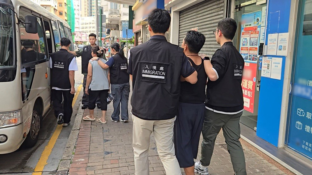 入境事務處於五月二十九日至昨日（六月四日）在全港多區展開反非法勞工行動。圖示懷疑非法勞工在行動中被捕。