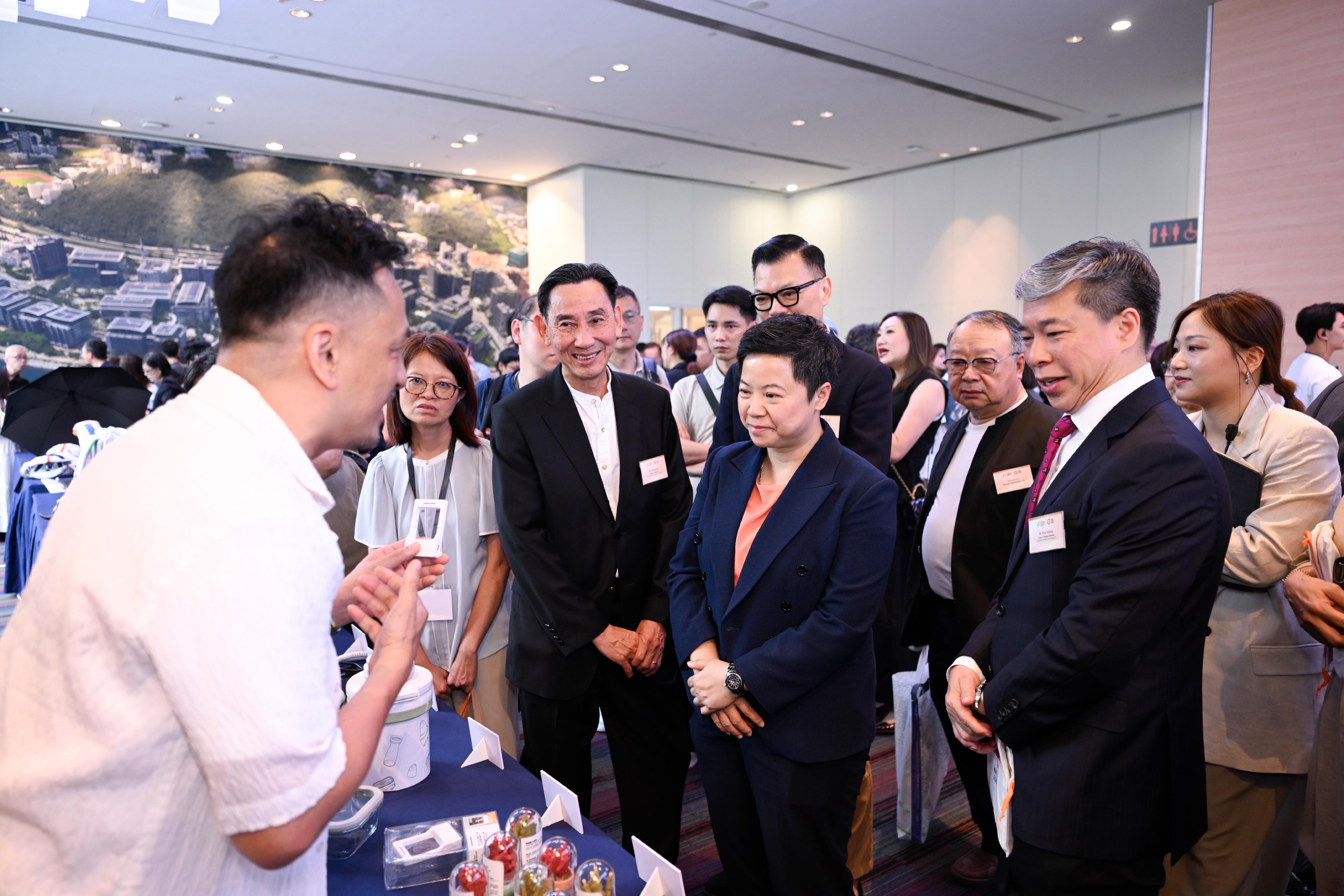Sponsored by the Cultural and Creative Industries Development Agency under the Culture, Sports and Tourism Bureau and organised by the Hong Kong Exporters' Association, the Smart Design Global 2026 Awards Presentation Ceremony was held today (June 5) at the Charles K Kao Auditorium of Hong Kong Science Park.  Photo shows the Commissioner for Cultural and Creative Industries, Miss Drew Lai (second right), having an exchange with a winner.