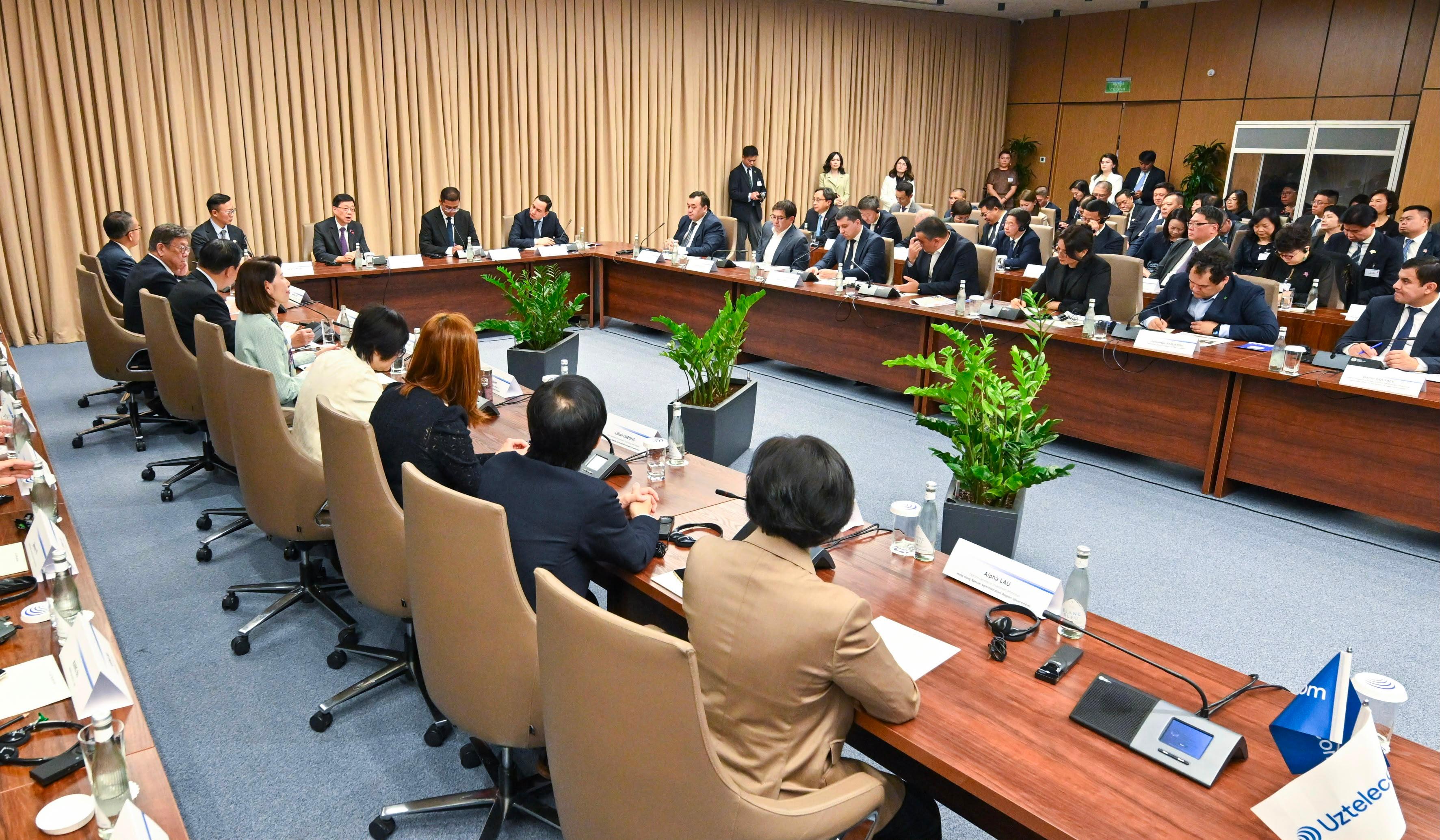 行政長官李家超今日（六月五日）在烏茲別克斯坦塔什干到訪烏茲別克斯坦創新科技園區IT Park。圖示李家超（左二）與烏茲別克斯坦數字技術部第一副部長Ayubkhon Sultonov會面（左三）。旁為律政司副司長張國鈞博士（左一）
