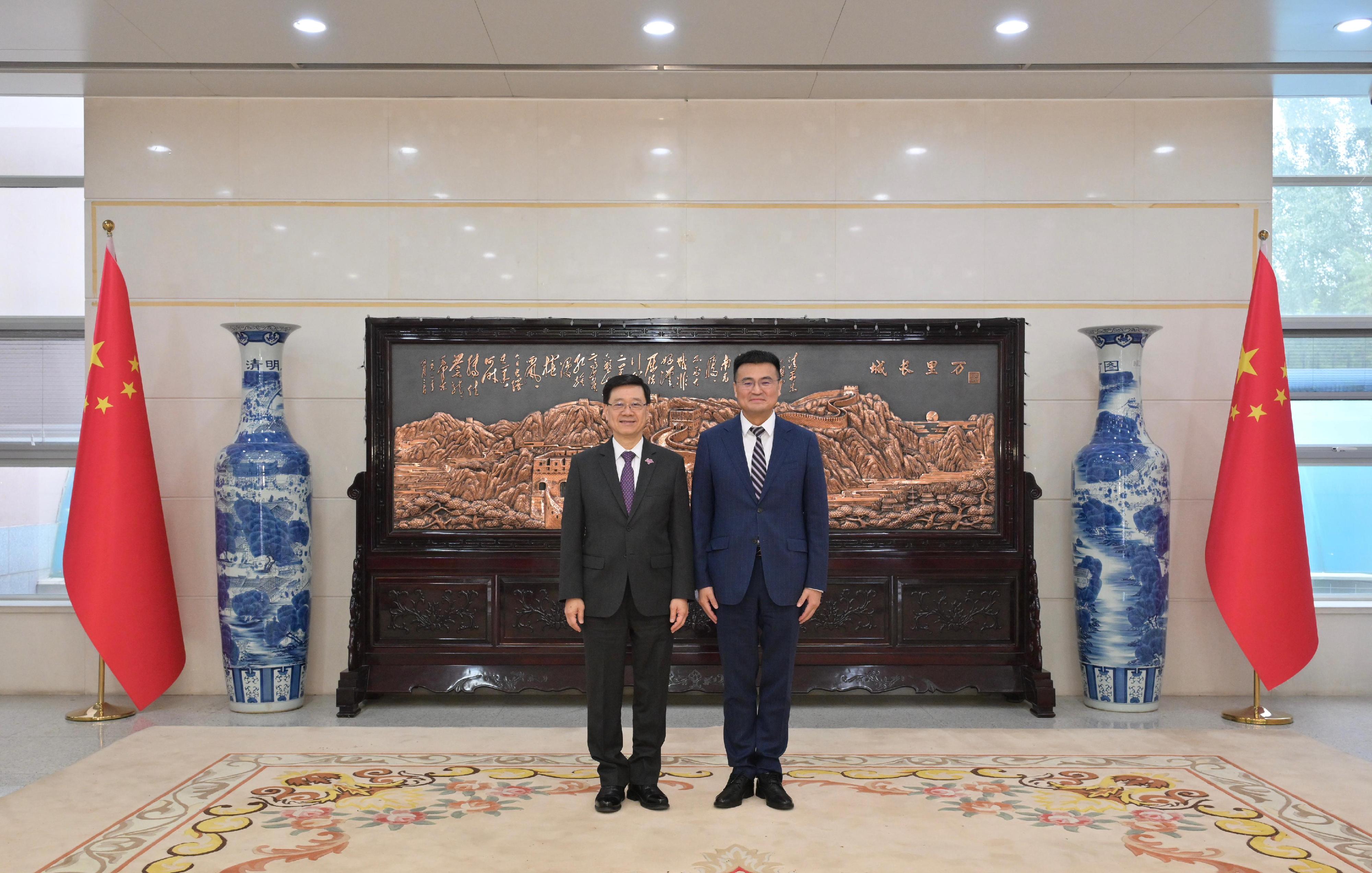 行政長官李家超今日（六月五日）在烏茲別克斯坦塔什干出席由中華人民共和國駐烏茲別克斯坦共和國特命全權大使于駿所設的交流餐敘。圖示李家超（左）在交流餐敍前與于駿（右）會面。