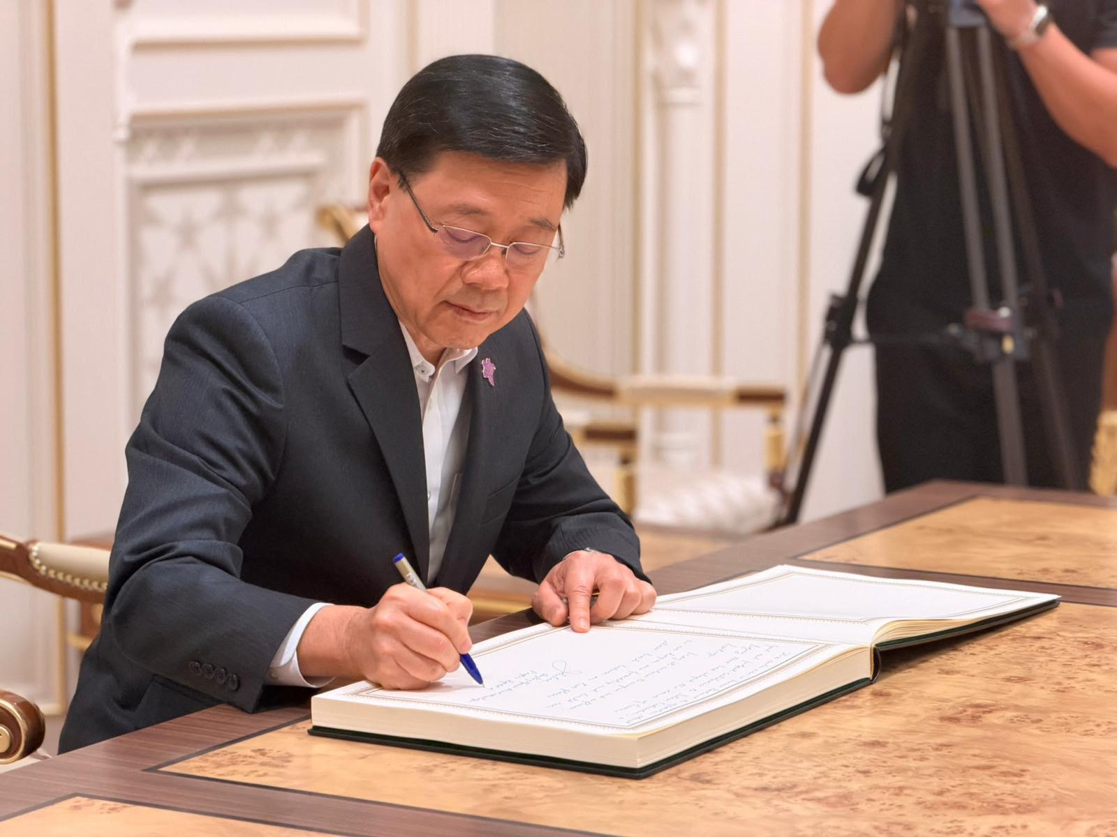 行政長官李家超今日（六月五日）在烏茲別克斯坦塔什干到訪烏茲別克斯坦伊斯蘭文明中心，了解當地文化保育、學術研究和教育推廣工作。圖示李家超簽署紀念冊。

