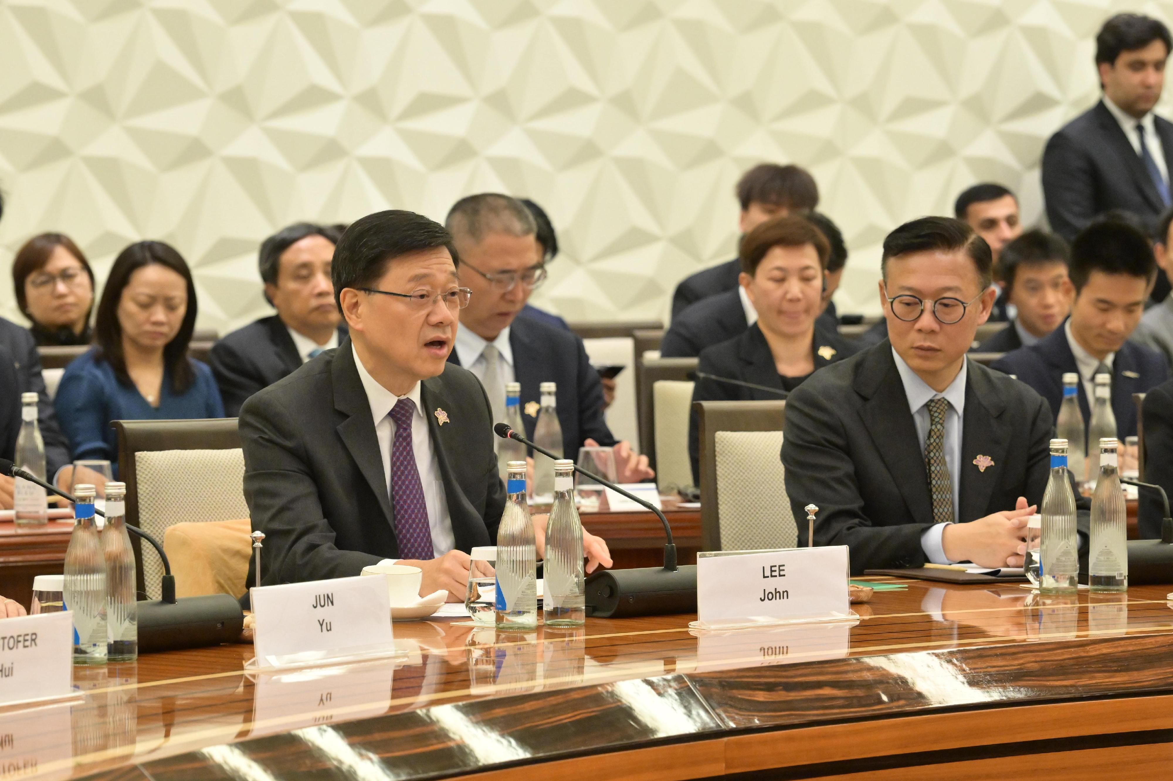 行政長官李家超（左）今日（六月五日）在烏茲別克斯坦塔什干出席由烏茲別克斯坦政府所設的商務交流活動。