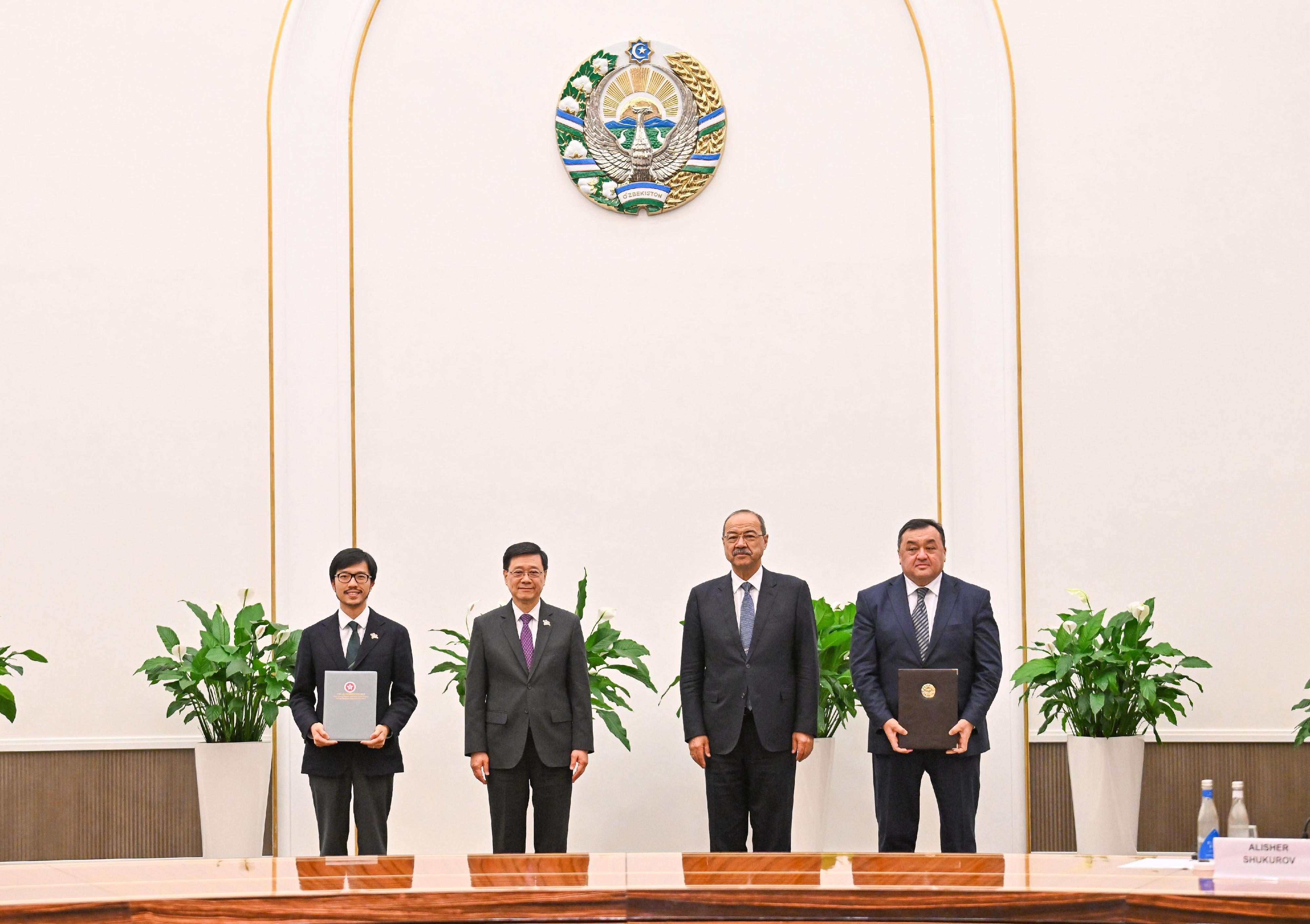 行政長官李家超今日（六月五日）在烏茲別克斯坦塔什干出席由烏茲別克斯坦政府所設的商務交流活動。圖示李家超（左二）和烏茲別克斯坦總理阿卜杜拉&middot;尼格馬托維奇&middot;阿里波夫（右二）見證政府部門、企業和機構交換雙邊合作文件。