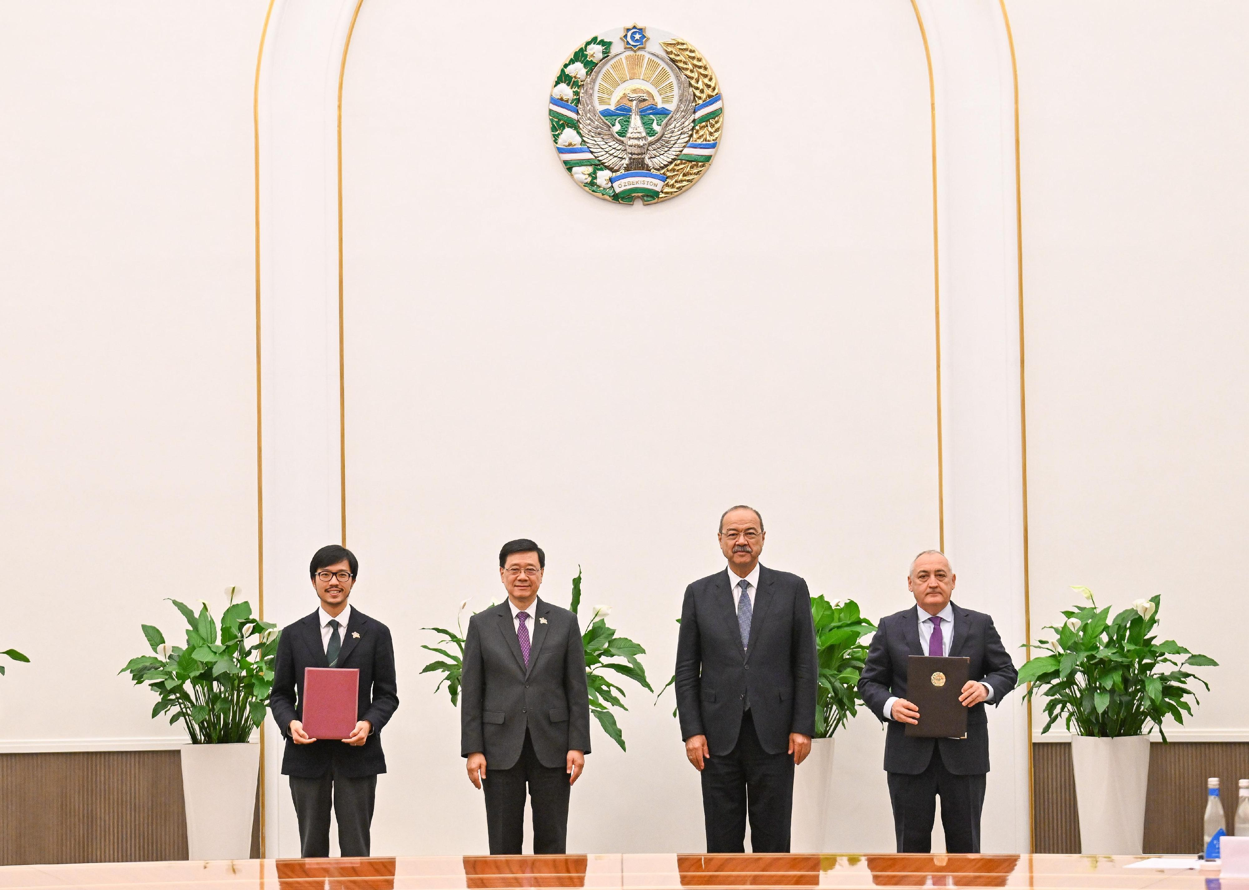 行政長官李家超今日（六月五日）在烏茲別克斯坦塔什干出席由烏茲別克斯坦政府所設的商務交流活動。圖示李家超（左二）和烏茲別克斯坦總理阿卜杜拉&middot;尼格馬托維奇&middot;阿里波夫（右二）見證政府部門、企業和機構交換雙邊合作文件。