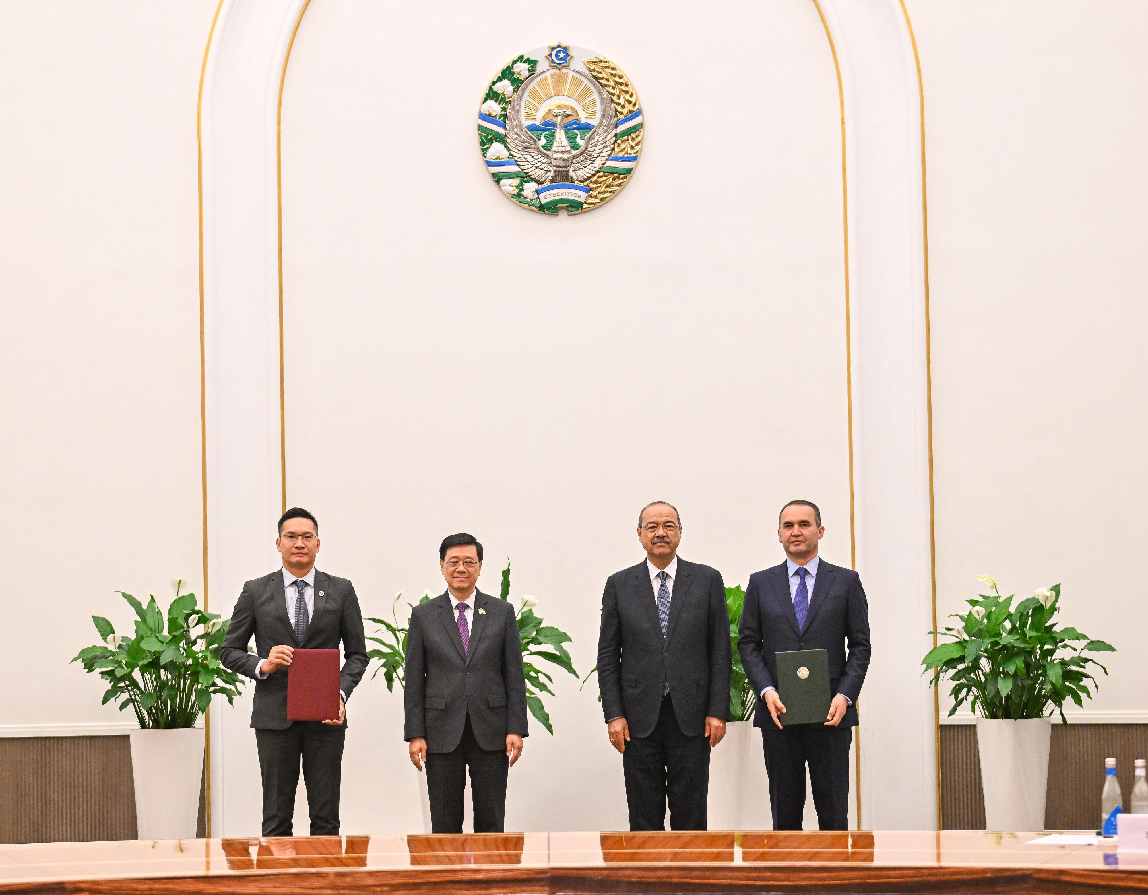 行政長官李家超今日（六月五日）在烏茲別克斯坦塔什干出席由烏茲別克斯坦政府所設的商務交流活動。圖示李家超（左二）和烏茲別克斯坦總理阿卜杜拉&middot;尼格馬托維奇&middot;阿里波夫（右二）見證政府部門、企業和機構交換雙邊合作文件。