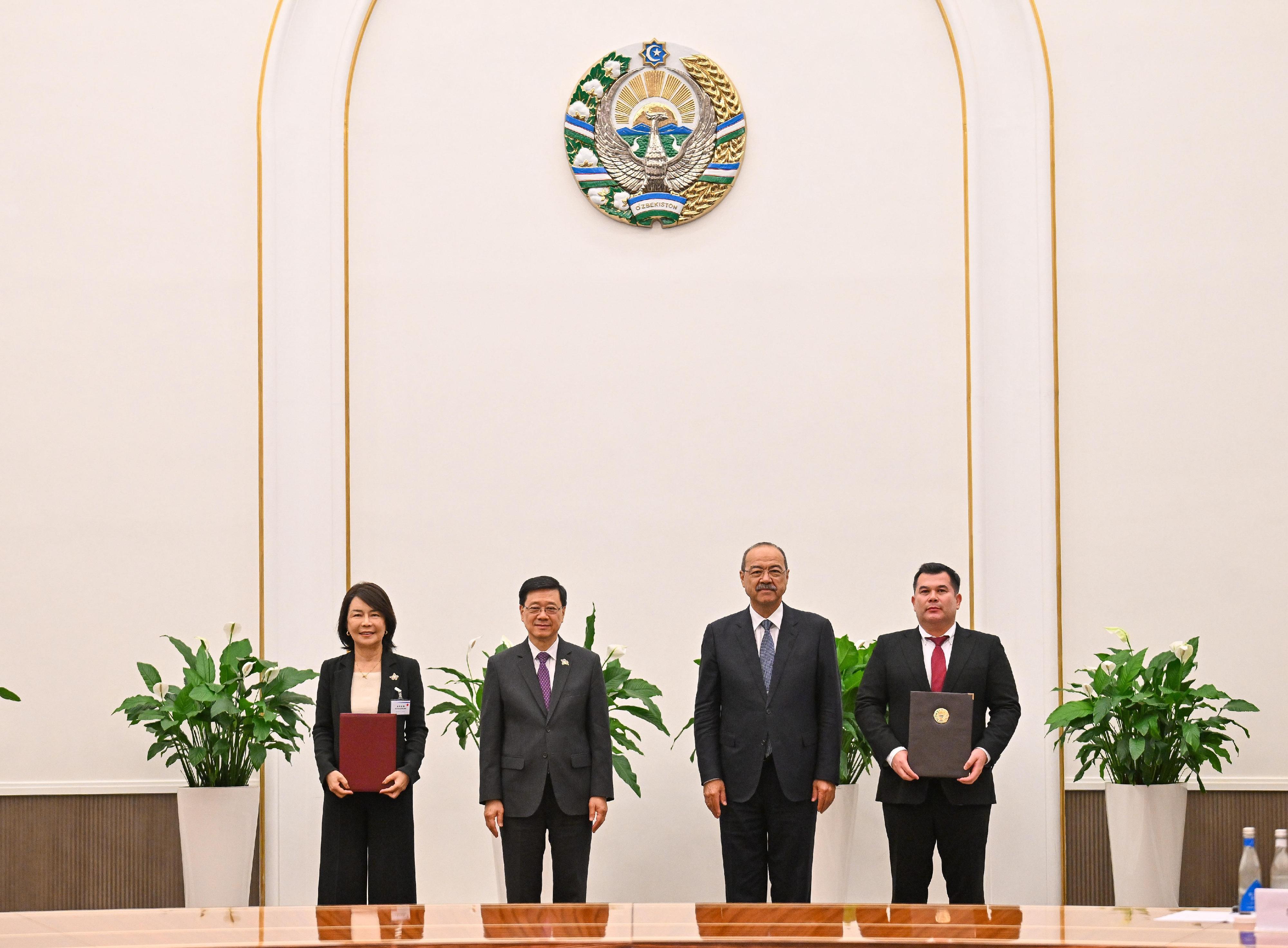 行政長官李家超今日（六月五日）在烏茲別克斯坦塔什干出席由烏茲別克斯坦政府所設的商務交流活動。圖示李家超（左二）和烏茲別克斯坦總理阿卜杜拉&middot;尼格馬托維奇&middot;阿里波夫（右二）見證政府部門、企業和機構交換雙邊合作文件。