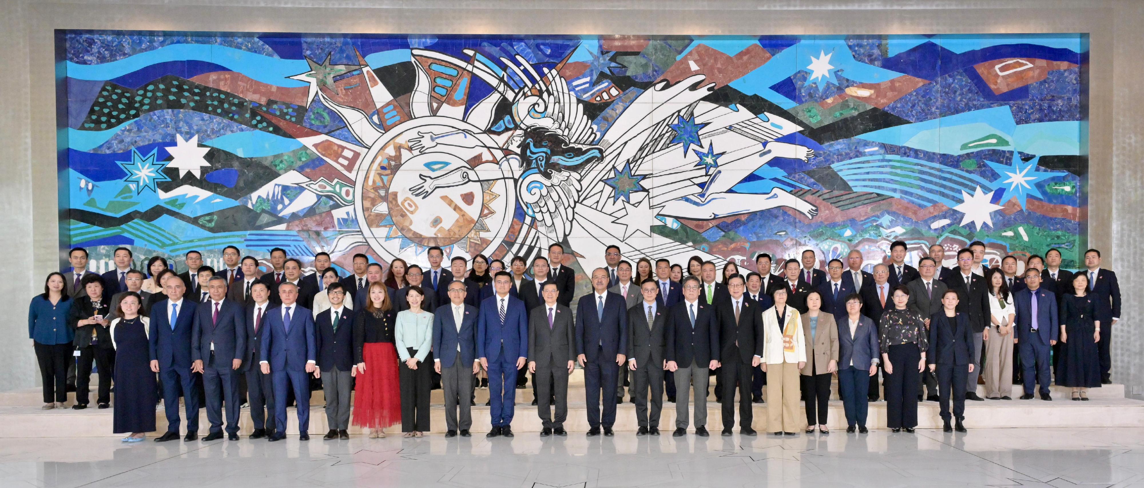 行政長官李家超今日（六月五日）在烏茲別克斯坦塔什干出席由烏茲別克斯坦政府所設的商務交流活動。圖示李家超（第一排右十）、烏茲別克斯坦總理阿卜杜拉&middot;尼格馬托維奇&middot;阿里波夫（第一排右九）和與會者合影。
