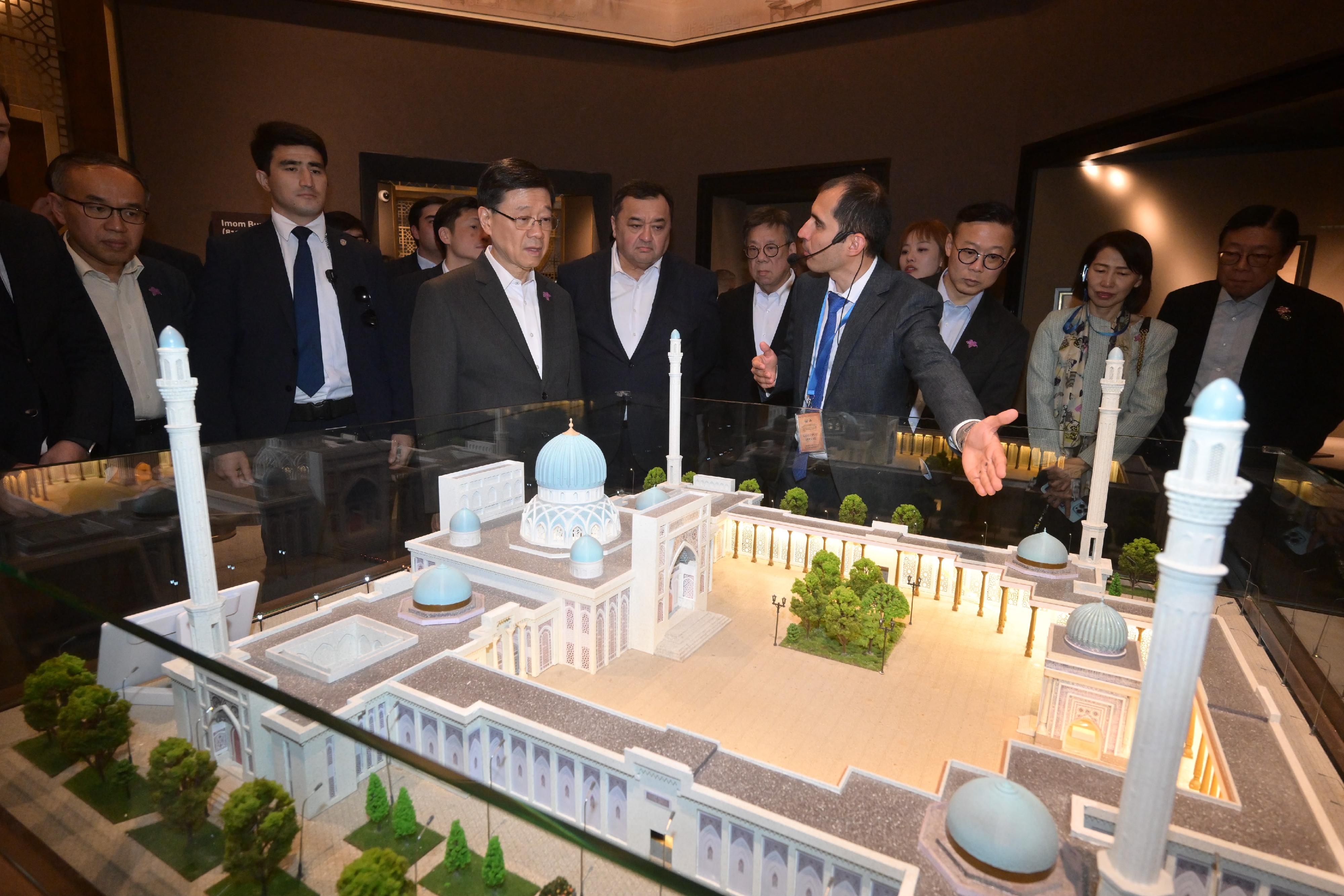 The Chief Executive, Mr John Lee (front row, first left), today (June 5) visits the Center for Islamic Civilization in Uzbekistan in Tashkent, Uzbekistan, to learn about local efforts in cultural preservation, academic research and education promotion.