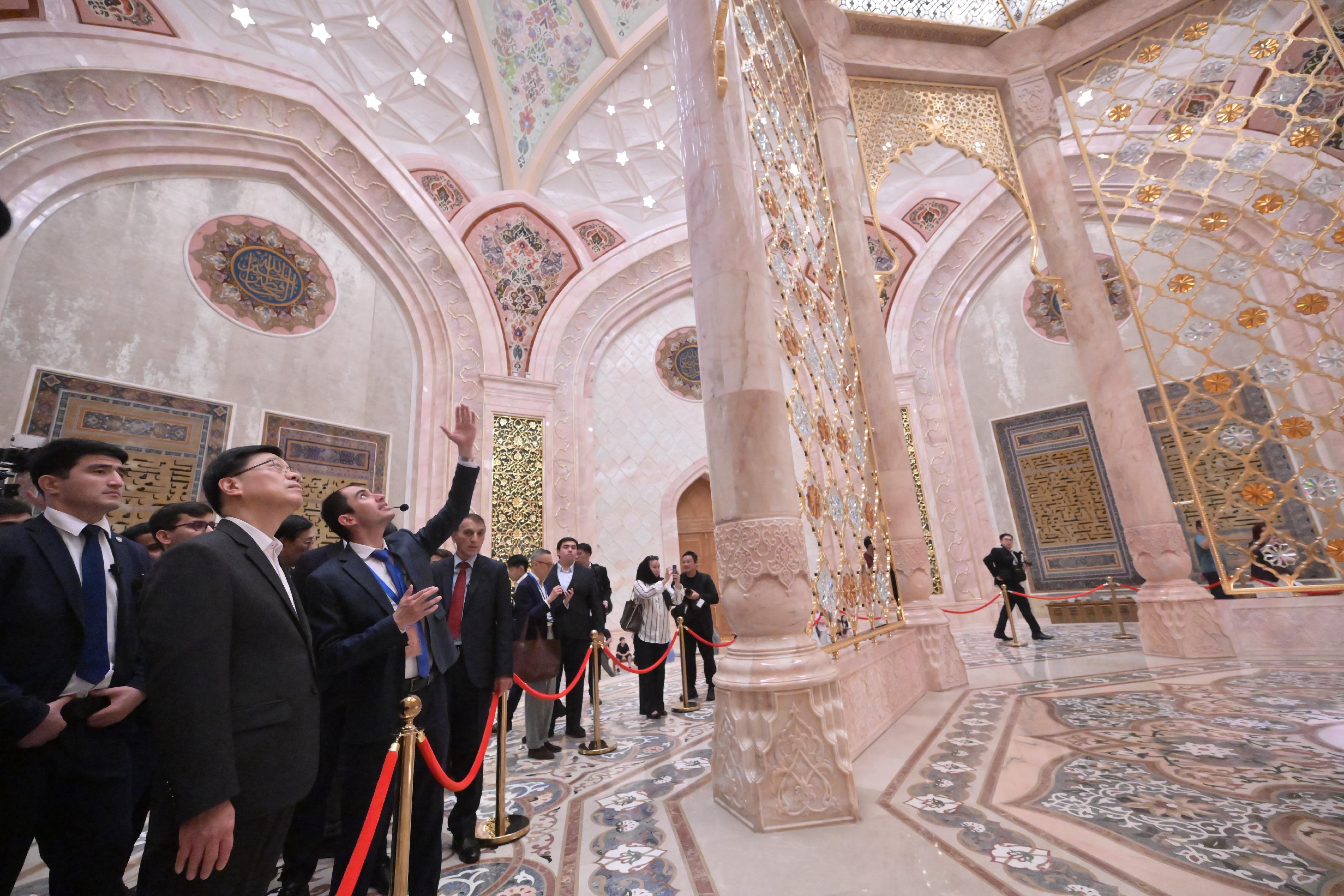 The Chief Executive, Mr John Lee (second left), today (June 5) visits the Center for Islamic Civilization in Uzbekistan in Tashkent, Uzbekistan, to learn about local efforts in cultural preservation, academic research and education promotion.