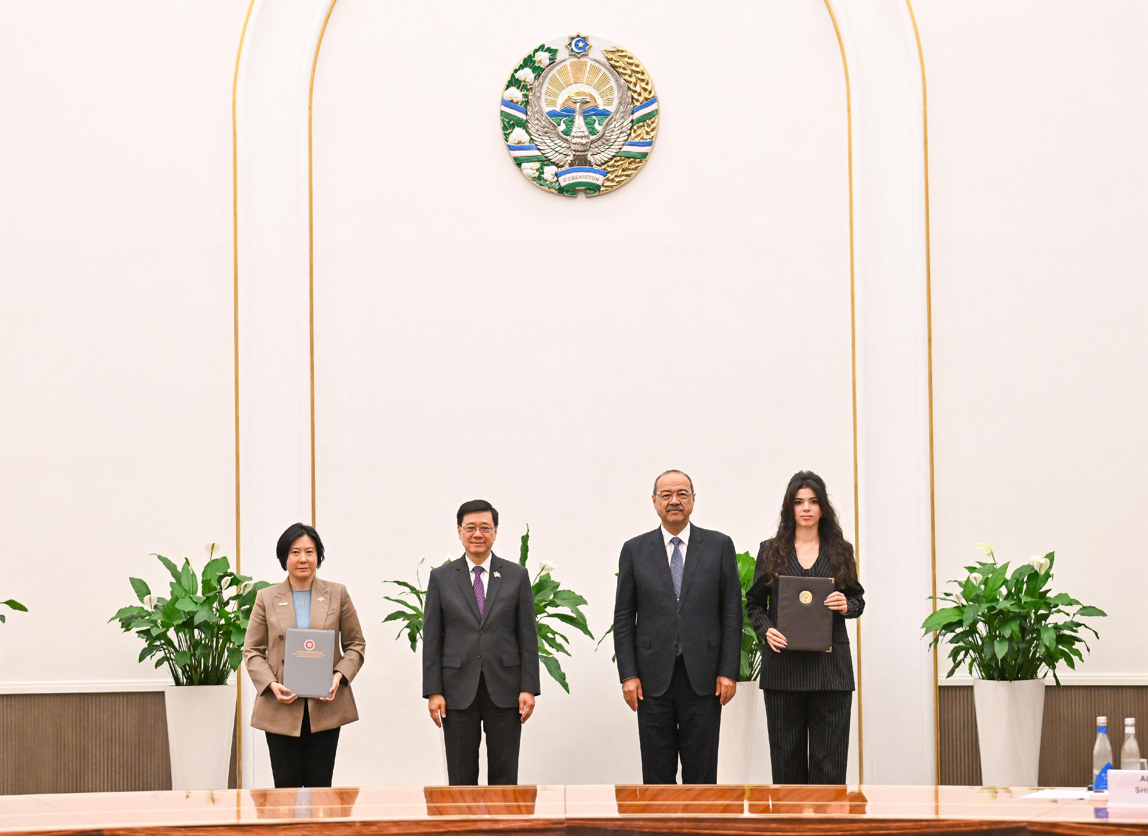The Chief Executive, Mr John Lee, today (June 5) attended a business exchange event hosted by the Government of Uzbekistan in Tashkent, Uzbekistan. Photo shows Mr Lee (second left) and the Prime Minister of Uzbekistan, Mr Abdulla Nigmatovich Aripov (second right), witnessing the exchange of bilateral co-operation documents between government departments, enterprises and organisations.
