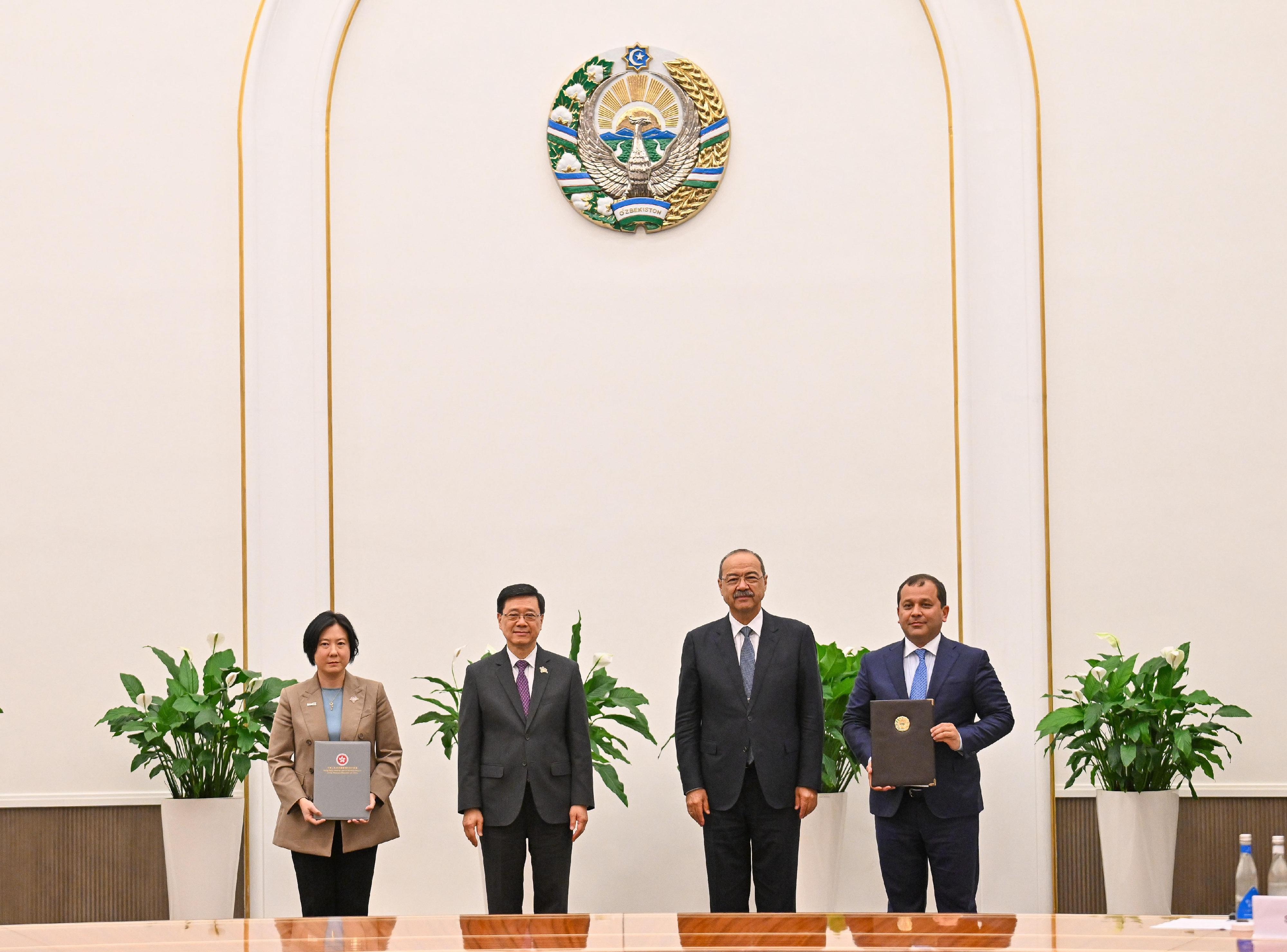 The Chief Executive, Mr John Lee, today (June 5) attended a business exchange event hosted by the Government of Uzbekistan in Tashkent, Uzbekistan. Photo shows Mr Lee (second left) and the Prime Minister of Uzbekistan, Mr Abdulla Nigmatovich Aripov (second right), witnessing the exchange of bilateral co-operation documents between government departments, enterprises and organisations.