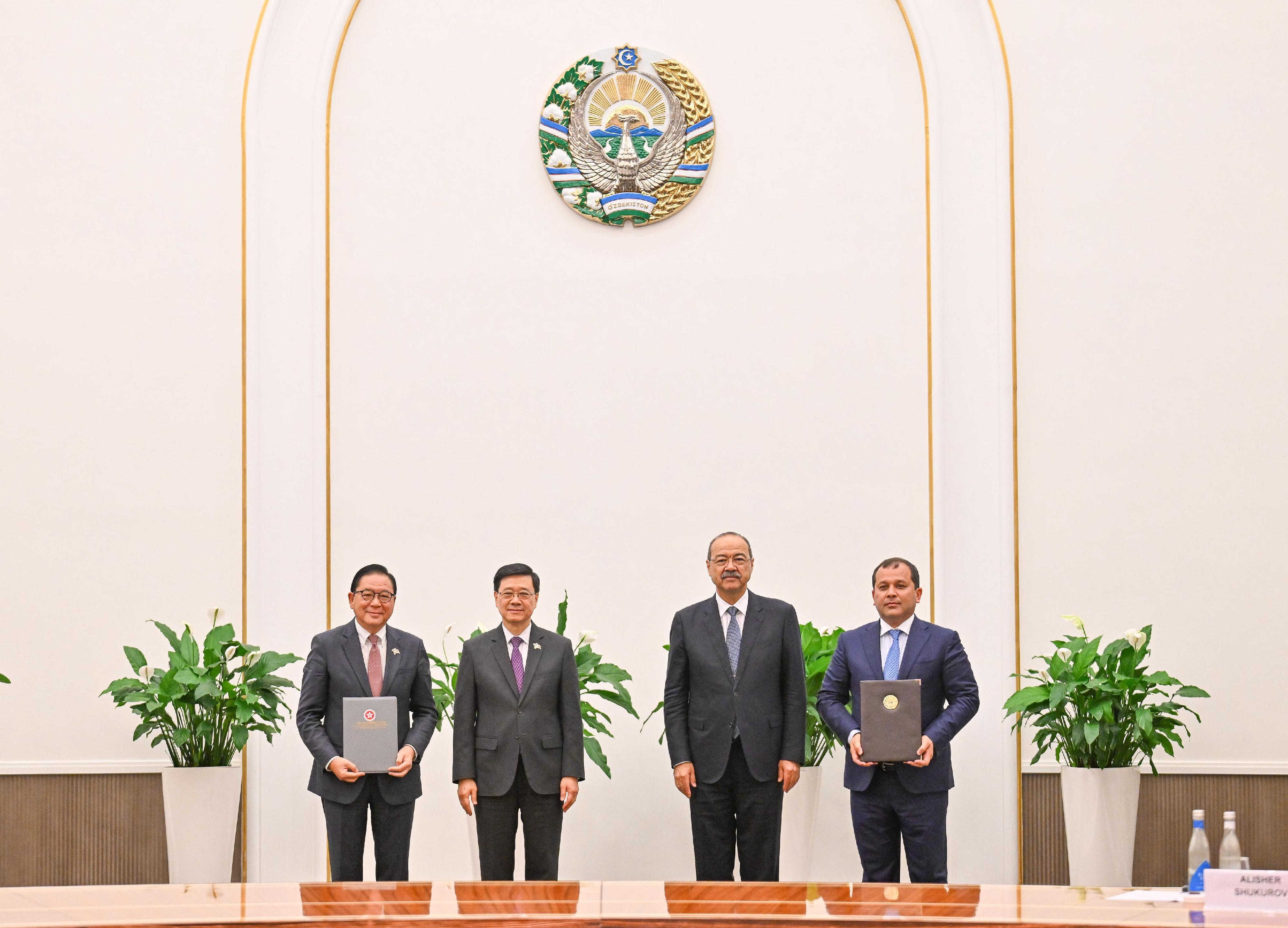 The Chief Executive, Mr John Lee, today (June 5) attended a business exchange event hosted by the Government of Uzbekistan in Tashkent, Uzbekistan. Photo shows Mr Lee (second left) and the Prime Minister of Uzbekistan, Mr Abdulla Nigmatovich Aripov (second right), witnessing the exchange of bilateral co-operation documents between government departments, enterprises and organisations.
