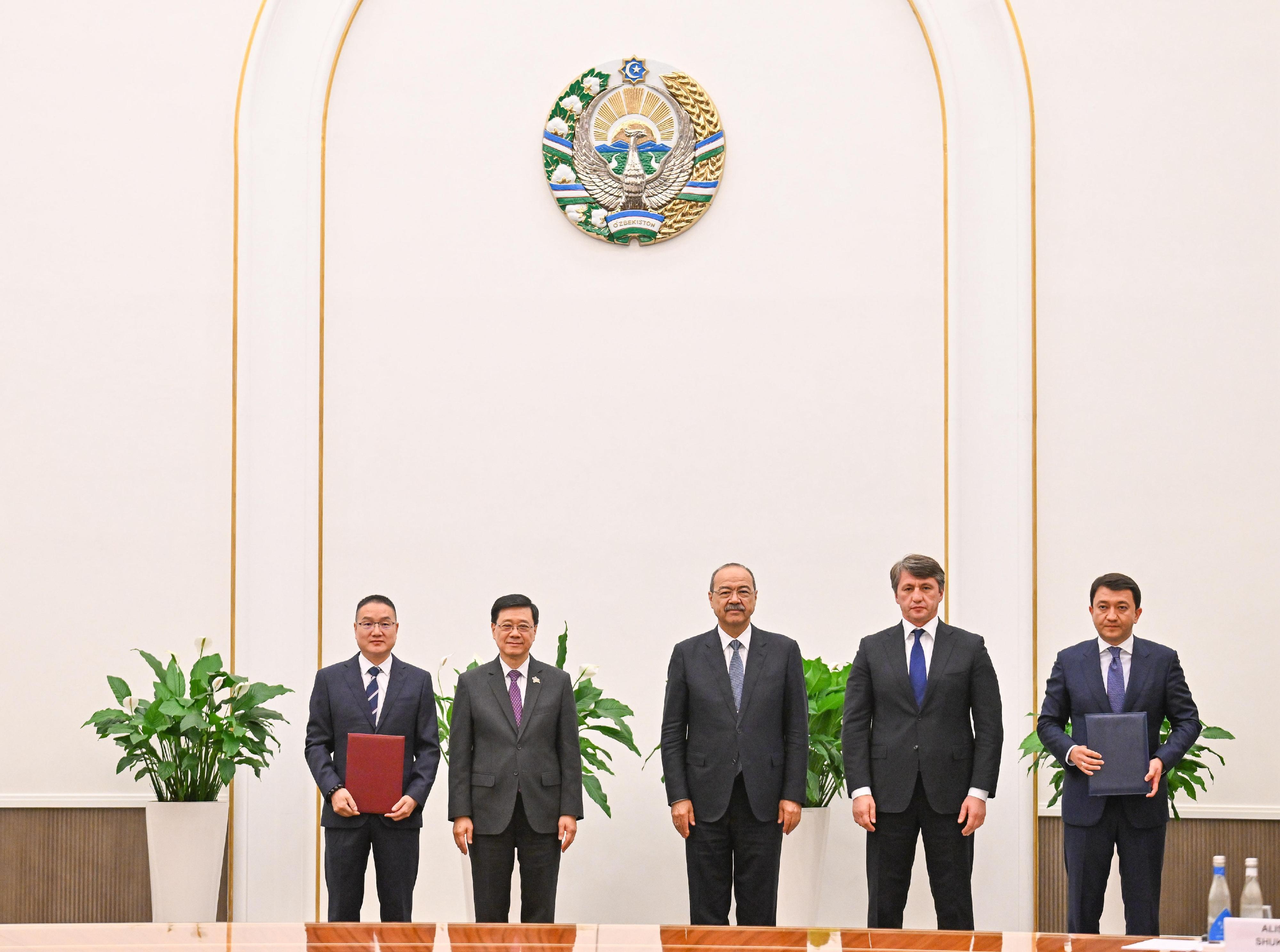 The Chief Executive, Mr John Lee, today (June 5) attended a business exchange event hosted by the Government of Uzbekistan in Tashkent, Uzbekistan. Photo shows Mr Lee (second left) and the Prime Minister of Uzbekistan, Mr Abdulla Nigmatovich Aripov (third left), witnessing the exchange of bilateral co-operation documents between government departments, enterprises and organisations.