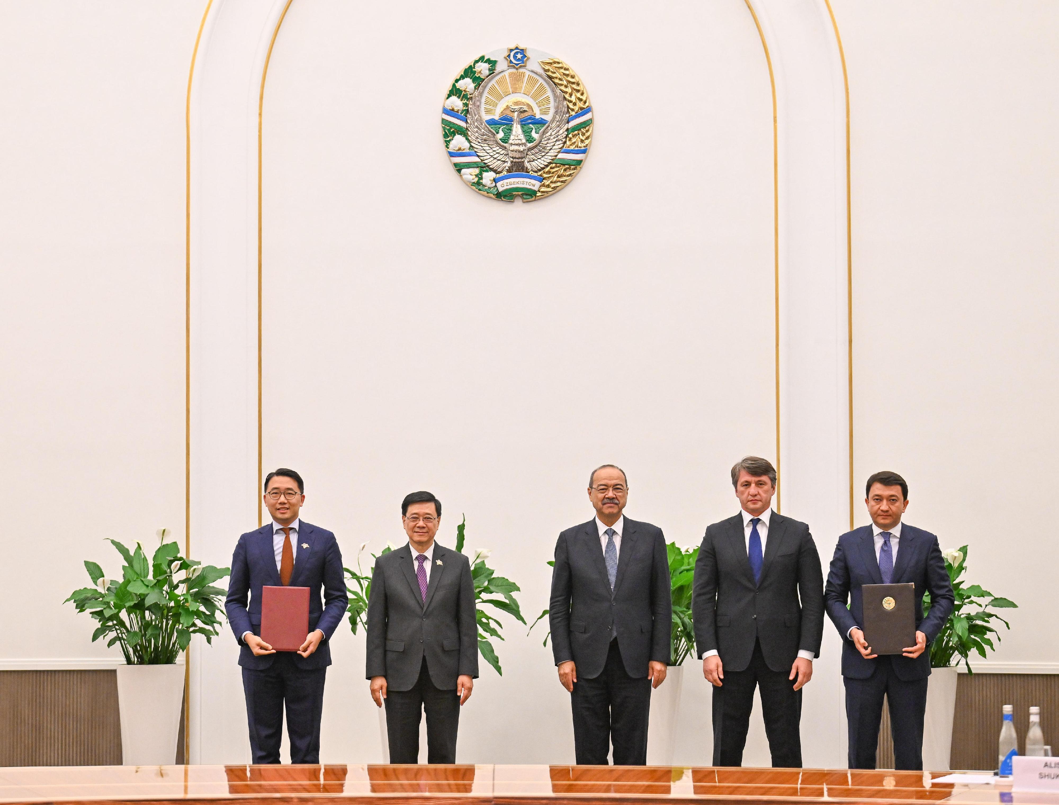 The Chief Executive, Mr John Lee, today (June 5) attended a business exchange event hosted by the Government of Uzbekistan in Tashkent, Uzbekistan. Photo shows Mr Lee (second left) and the Prime Minister of Uzbekistan, Mr Abdulla Nigmatovich Aripov (third left), witnessing the exchange of bilateral co-operation documents between government departments, enterprises and organisations.
