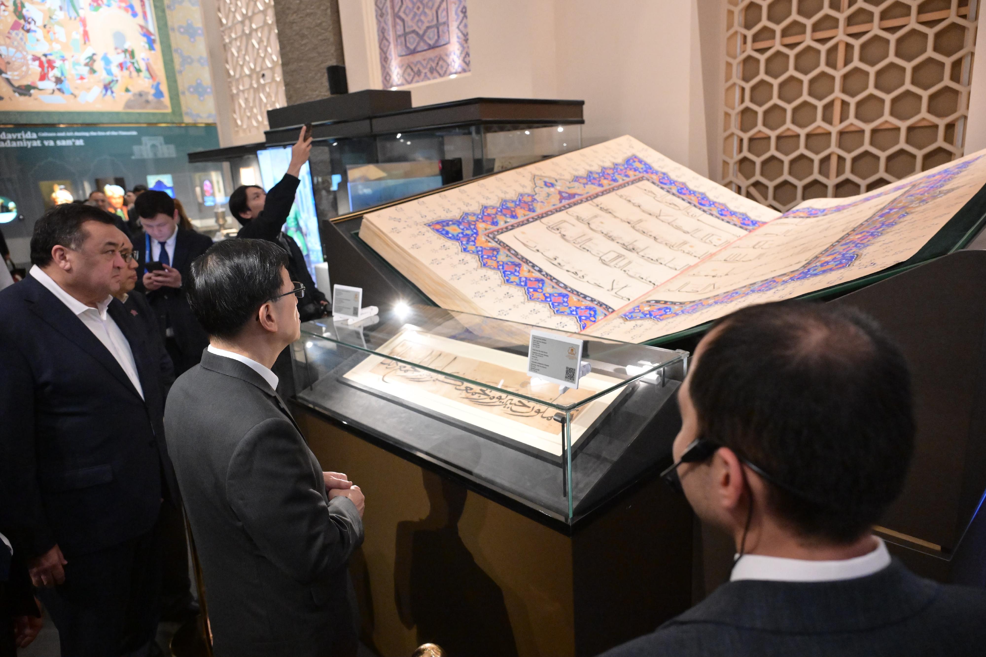 The Chief Executive, Mr John Lee (second right), today (June 5) visits the Center for Islamic Civilization in Uzbekistan in Tashkent, Uzbekistan, to learn about local efforts in cultural preservation, academic research and education promotion.
