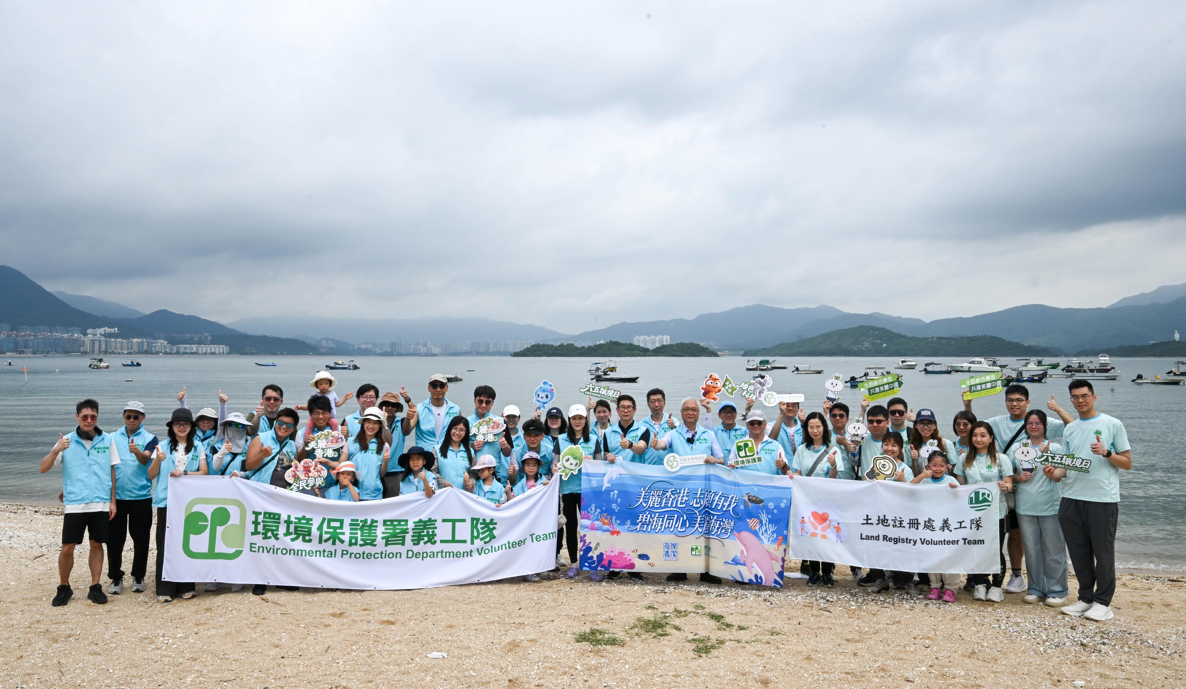 環境及生態局和環境保護署（環保署）今日（六月六日）在香港舉辦沿海省（區、市）生態環境志願服務聯動活動。環境及生態局局長謝展寰（前排右八）及環保署署長徐浩光博士（前排右七）率領政府義工隊，在烏溪沙渡頭灣舉行海岸清潔活動。圖示政府義工隊合照。
