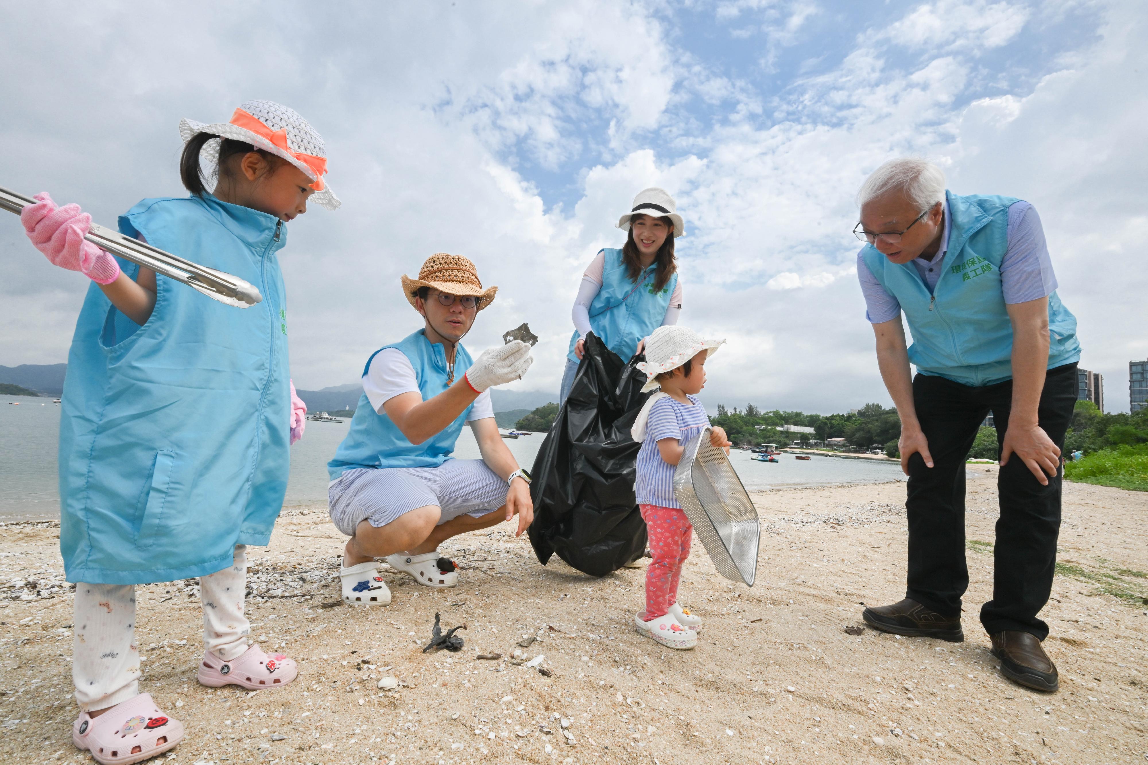 The Secretary for Environment and Ecology, Mr Tse Chin-wan (first right) led a government volunteer team to conduct coastal cleanup activity at To Tau Wan, Wu Kai Sha today (June 6). Photo shows a colleague from the Environmental Protection Department volunteer team participating in the activity together with her family.
