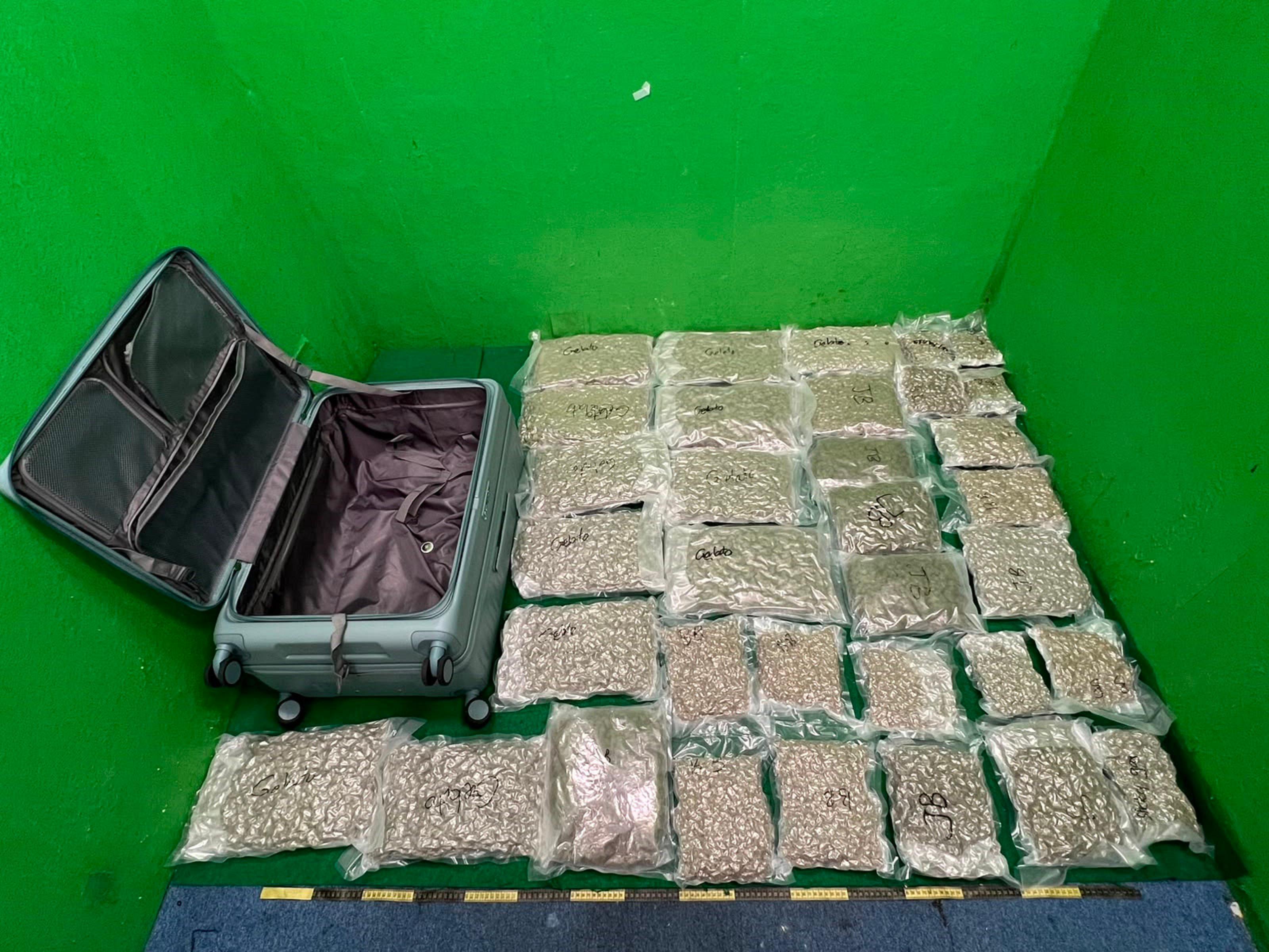Hong Kong Customs detected two drug trafficking cases involving baggage concealment at Hong Kong International Airport yesterday (June 5) and today (June 6), and seized about 3.4 kilograms of suspected cocaine and 16kg of suspected cannabis buds, with a total estimated market value of about $ 5.6 million. Photo shows the suspected cannabis buds seized in the second case.