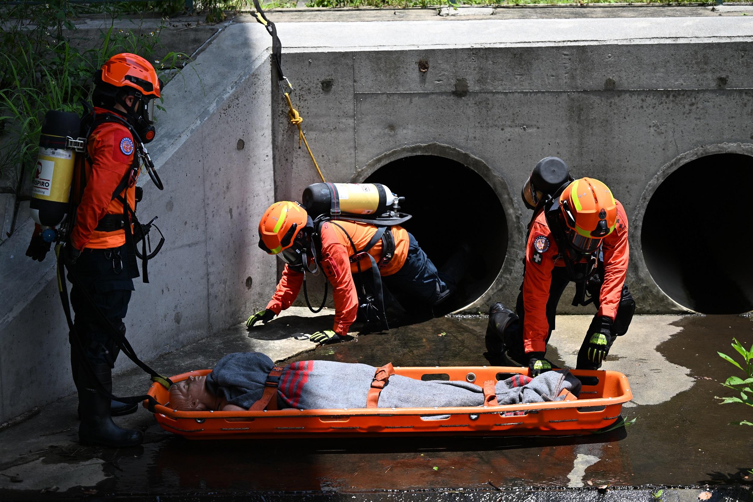 The Civil Aid Service (CAS) organised an exercise today (June 7) to enhance its response and rescue capabilities during extreme weather. Photo shows CAS members rescuing a victim using a self-contained breathing apparatus.