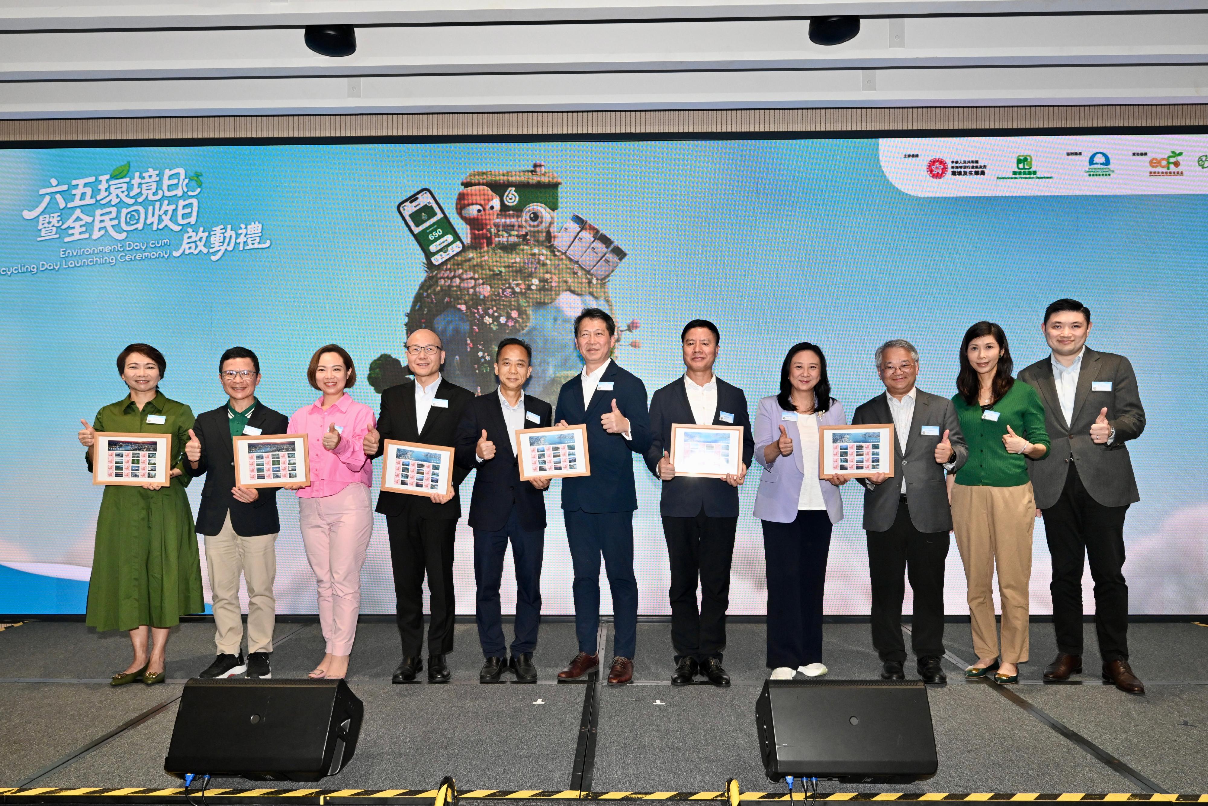 The Environment Day cum Recycling Day Launching Ceremony was held today (June 7). Photo shows the Permanent Secretary for Environment and Ecology (Environment), Mr Eddie Cheung (sixth left); the Deputy Director-General of the Department of Educational, Scientific and Technological Affairs of the Liaison Office of the Central People's Government in the Hong Kong Special Administrative Region (SAR), Mr Ye Shuiqiu (fifth left); the Level II Bureau Rank Official of Department of Ecology and Environment of Guangdong Province, Mr Wu Shuangxi (fifth right); the Director of the Environmental Protection Bureau of the Macao SAR Government, Mr Ip Kuong-lam (fourth left); the Chairman and Vice-chairman of the Legislative Council Panel on Environmental Affairs, Ms Judy Chan (third left) and Ms Elizabeth Quat (fourth right); the Director of Environmental Protection, Dr Samuel Chui (third right); the Deputy Director of Environmental Protection (1), Dr Vanessa Au (second right); the Deputy Director of Environmental Protection (2), Mr Derek Lai (first right); the Deputy Director of Environmental Protection (Waste Reduction), Mr Kenneth Cheng (second left); and the Chairman of the Environmental Campaign Committee, Ms Grace Kwok (first left) taking a photo at the launching ceremony.