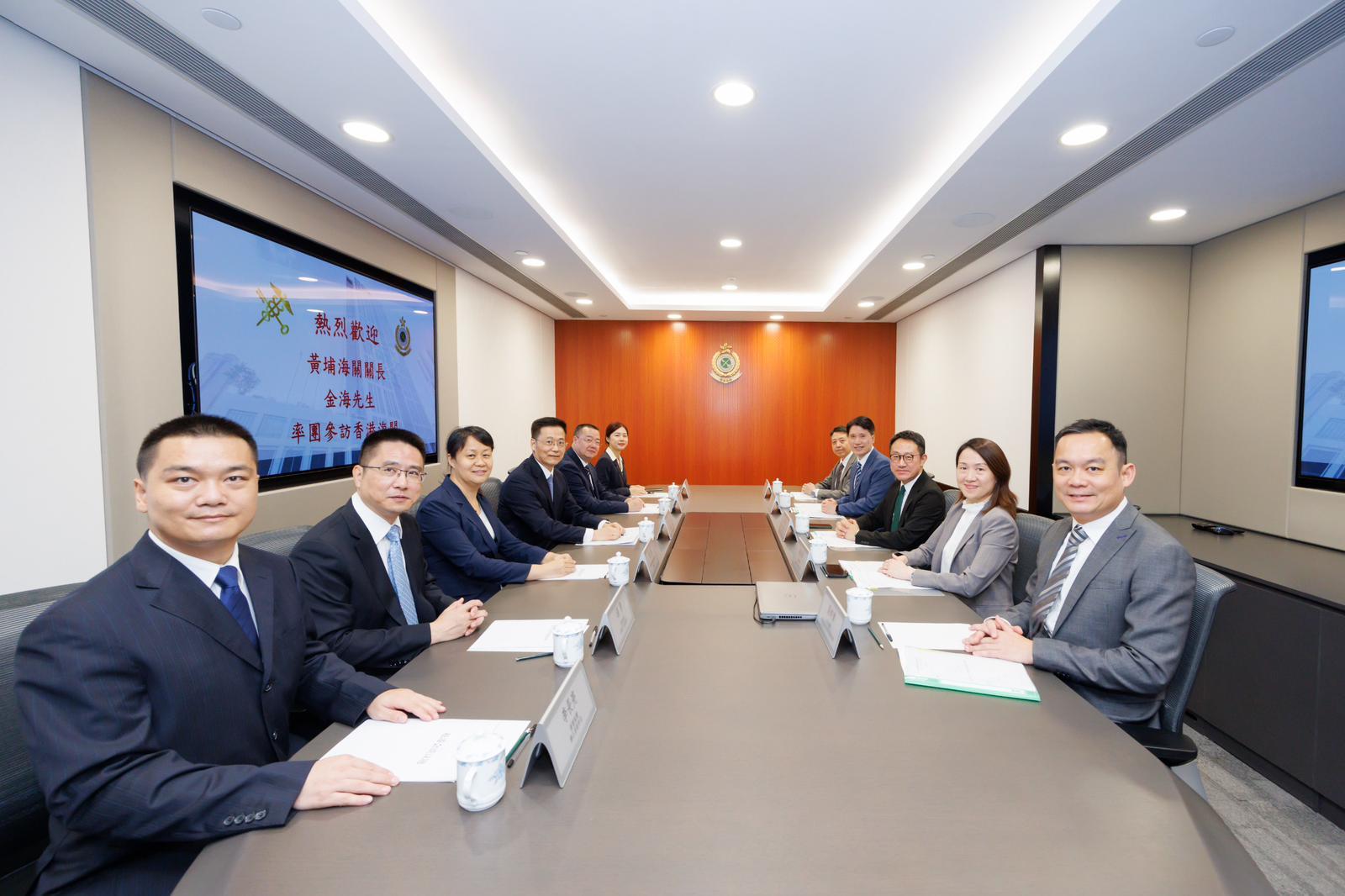 香港海關關長陳子達（右三）今日（六月八日）歡迎黃埔海關關長金海（左四）率領代表團參訪香港海關，雙方亦舉行會議，就深化兩地海關協作交換意見。