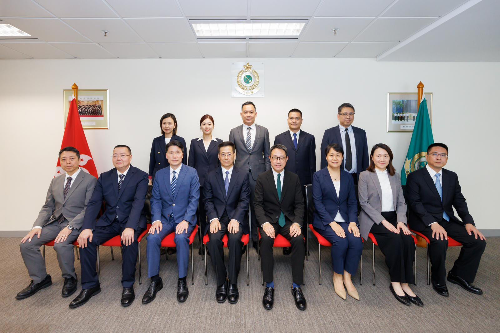 The Commissioner of Customs and Excise, Mr Chan Tsz-tat, today (June 8) welcomed the visit by
the Director General in the Huangpu Customs District, Mr Jin Hai, and his delegation. Photo shows Mr Chan (front row, fourth right); Mr Jin (front row, fourth left); other Hong Kong Customs officers and members of the Huangpu Customs delegation.
