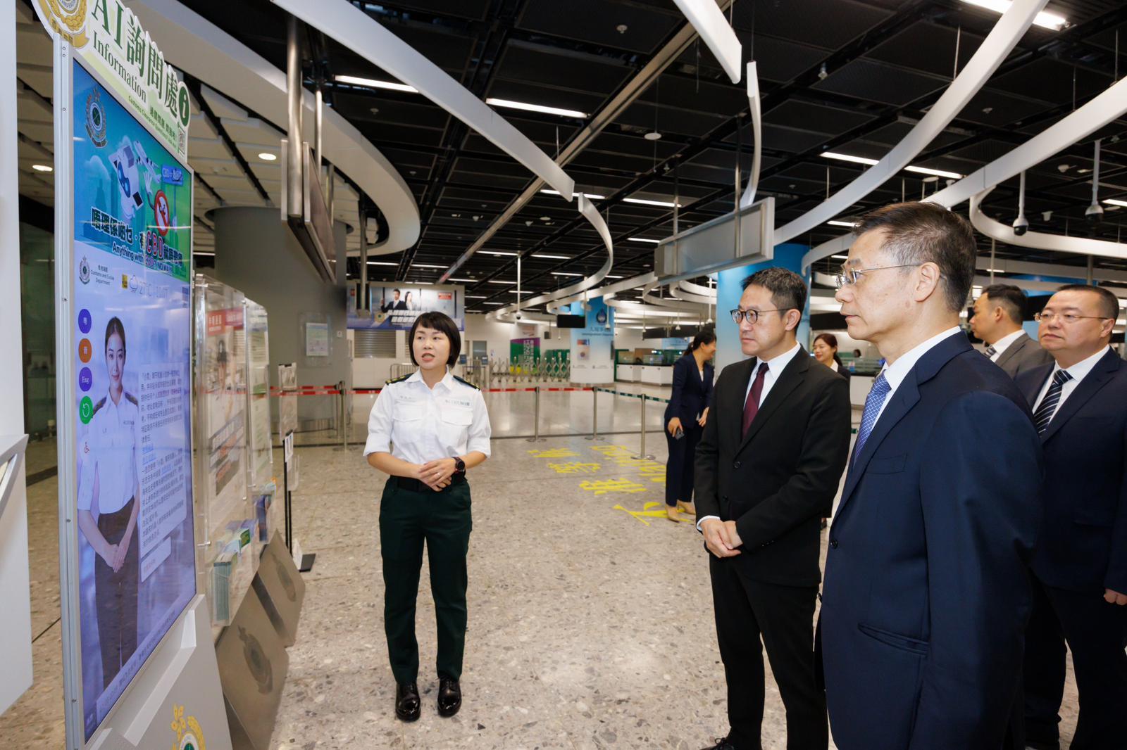 The Commissioner of Customs and Excise, Mr Chan Tsz-tat, today (June 8) welcomed the visit by
the Director General in the Huangpu Customs District, Mr Jin Hai, and his delegation. Photo shows Mr Chan (front row, centre) accompanying Mr Jin (front row, right) to visit the West Kowloon Station of the Guangzhou-Shenzhen-Hong Kong Express Rail Link.