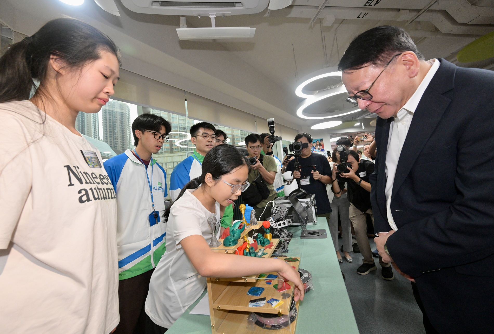 政務司司長陳國基今日(六月八日)出席荃灣西社區客廳開幕典禮。圖示陳國基(右一)參觀社區客廳設施,並與用戶交流。