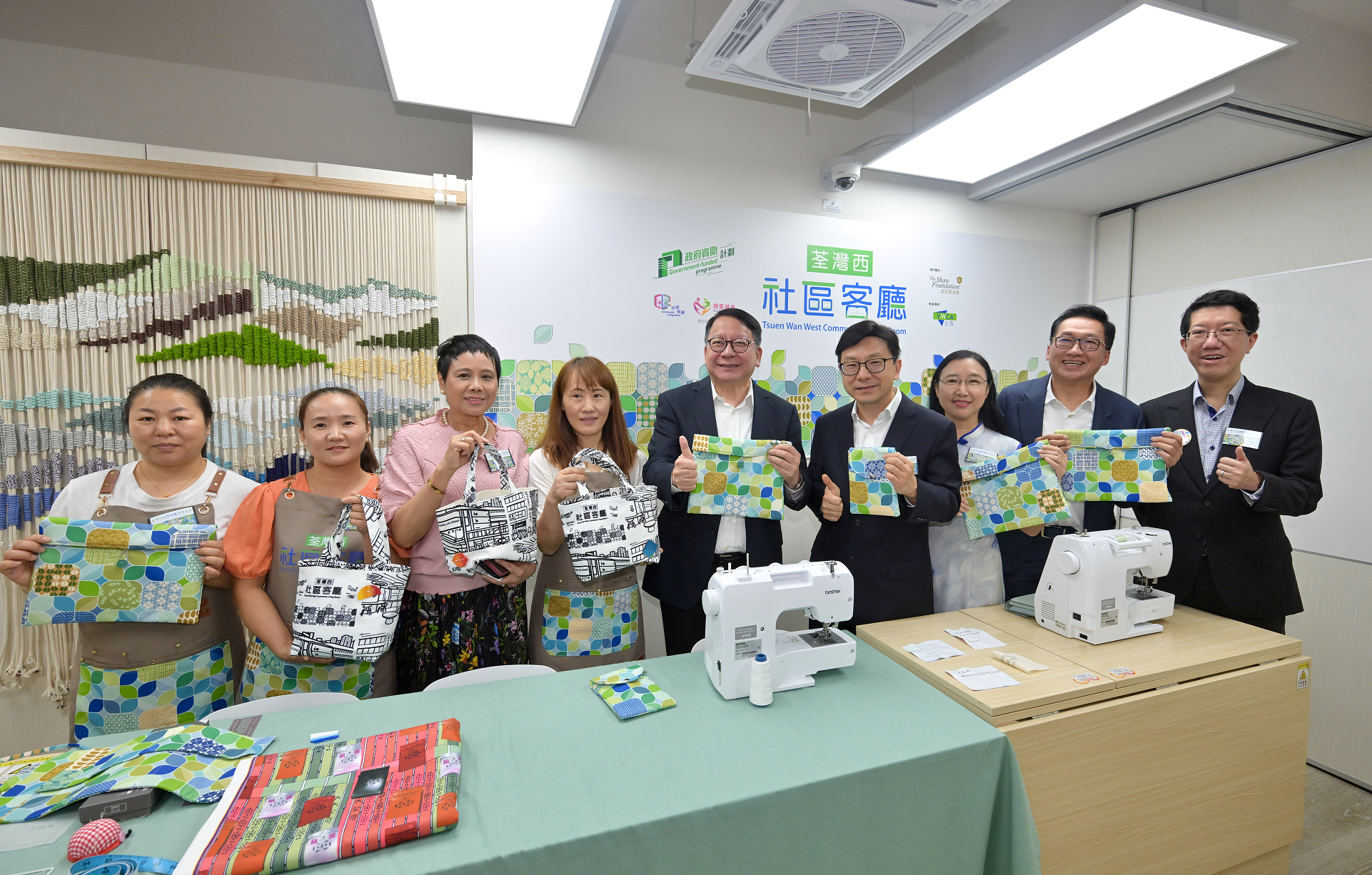 政務司司長陳國基今日(六月八日)出席荃灣西社區客廳開幕典禮。圖示陳國基(中)參觀社區客廳設施,並與用戶交流。