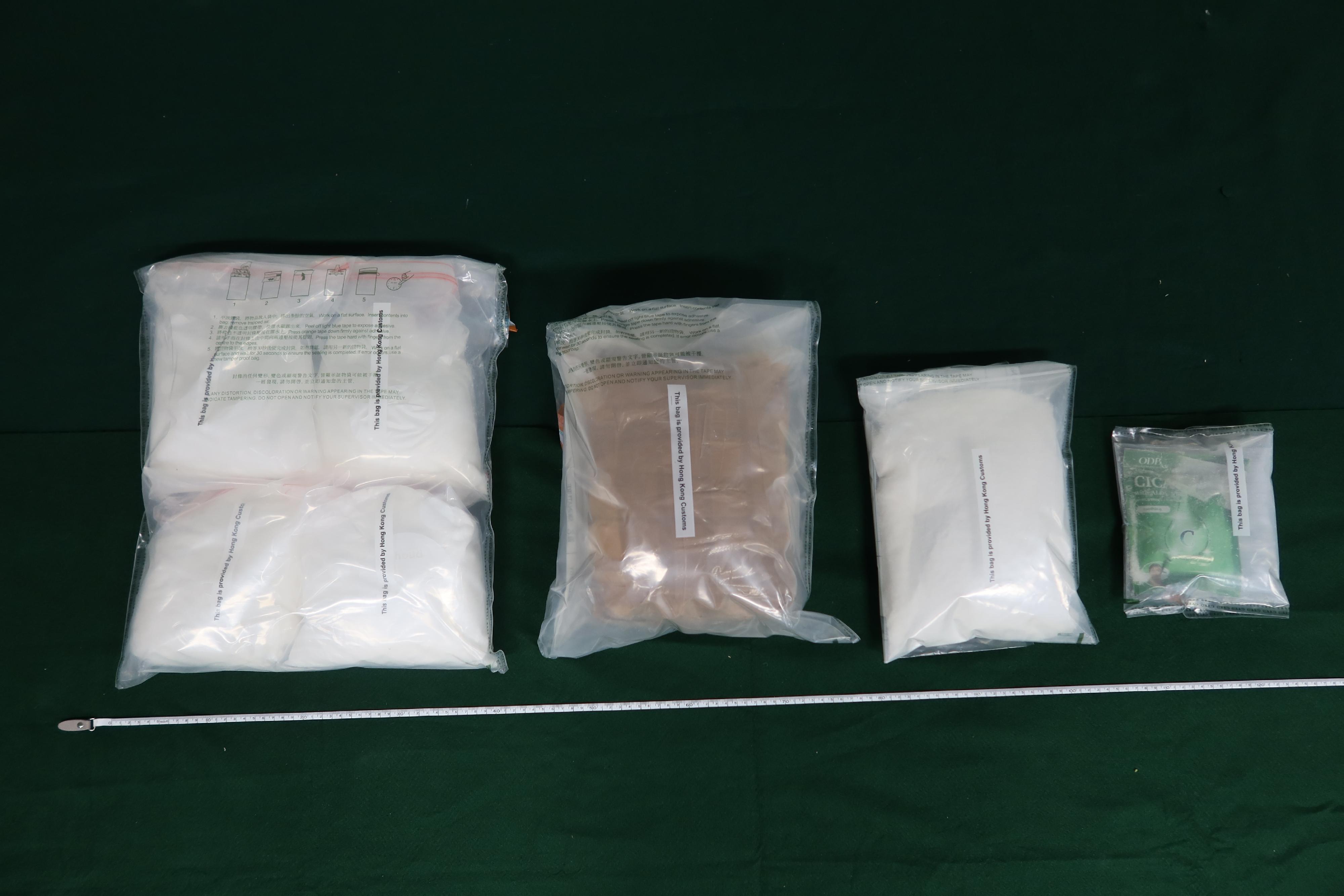 香港海關昨日(六月八日)偵破一宗毒品案件,共檢獲約十公斤懷疑氯胺酮,估計市值約三百八十萬元,並拘捕一名懷疑涉案人士。圖示檢獲的懷疑氯胺酮。