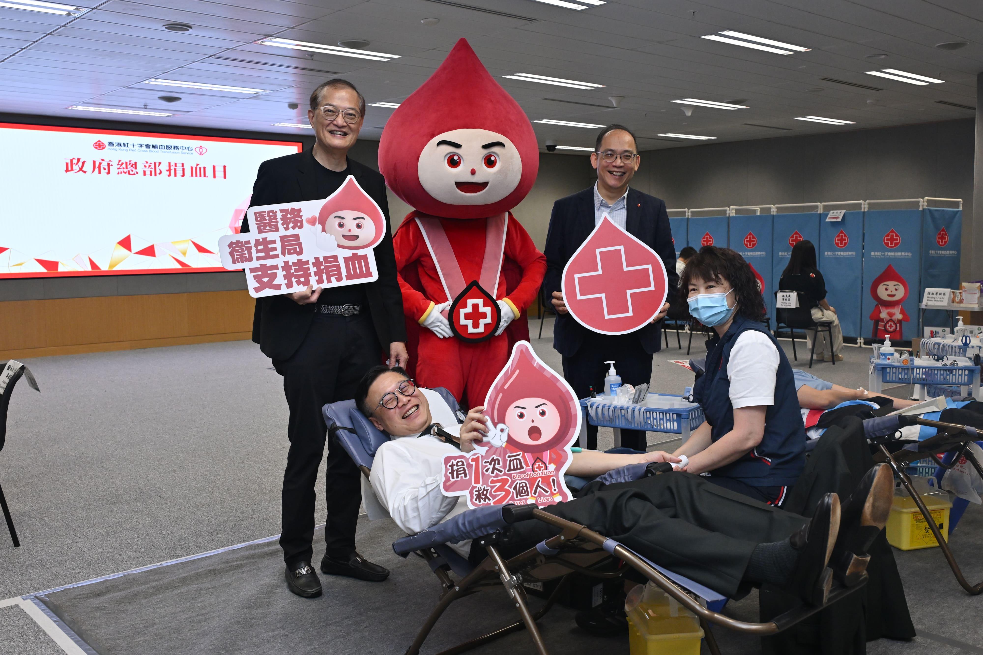 香港紅十字會今日(六月九日)在政府總部舉行捐血活動。圖示醫務衞生局局長盧寵茂教授(後排左)與香港紅十字會輸血服務中心行政及醫務總監李卓廣醫生(後排右)支持到場捐血的律政司副司長張國鈞博士(前排左)。