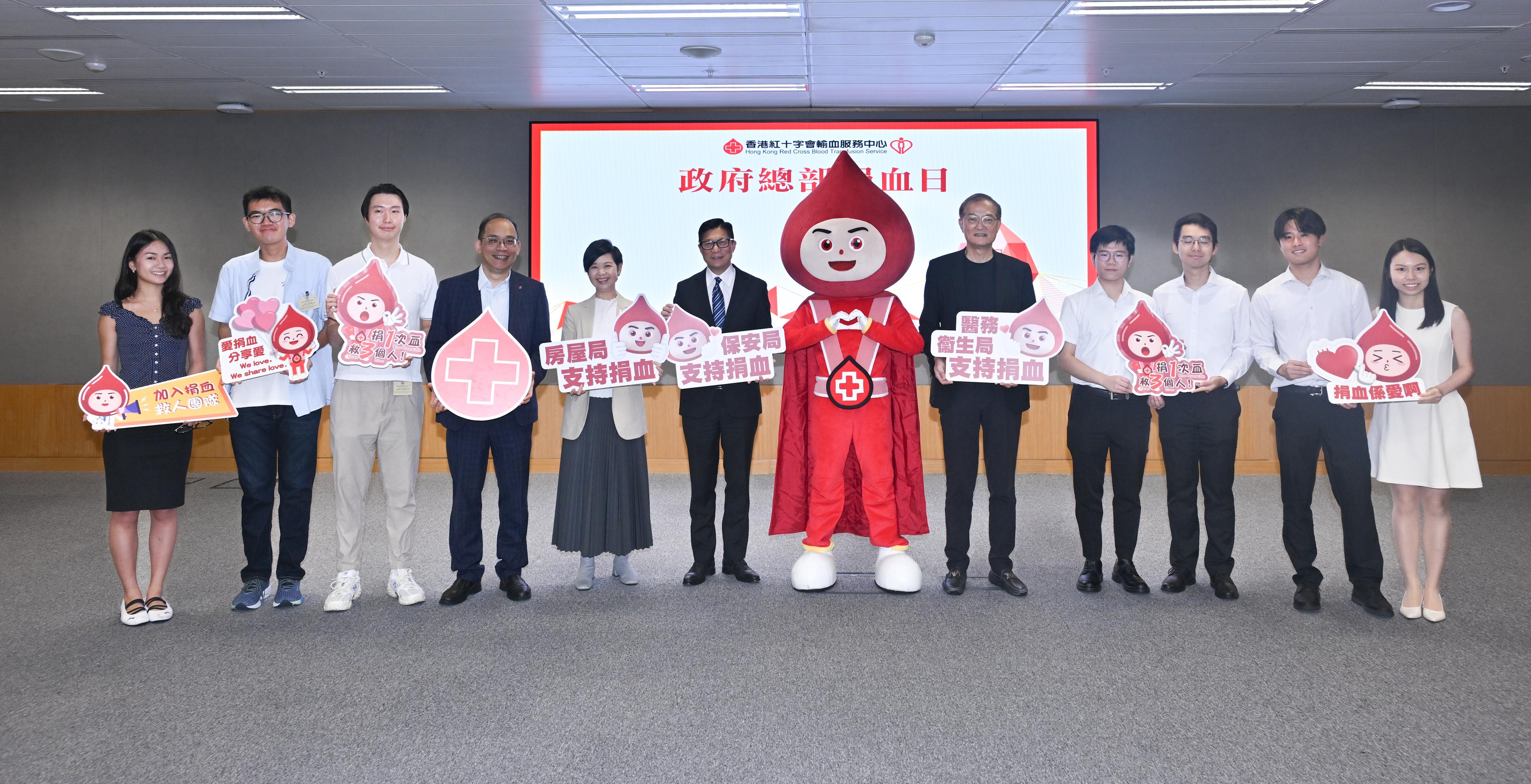 醫務衞生局局長盧寵茂教授(右五)今日(六月九日)聯同保安局局長鄧炳強(左六)、房屋局局長何永賢(左五)和香港紅十字會輸血服務中心行政及醫務總監李卓廣醫生(左四),一同參與香港紅十字會在政府總部舉行的捐血活動,身體力行支持捐血救人。