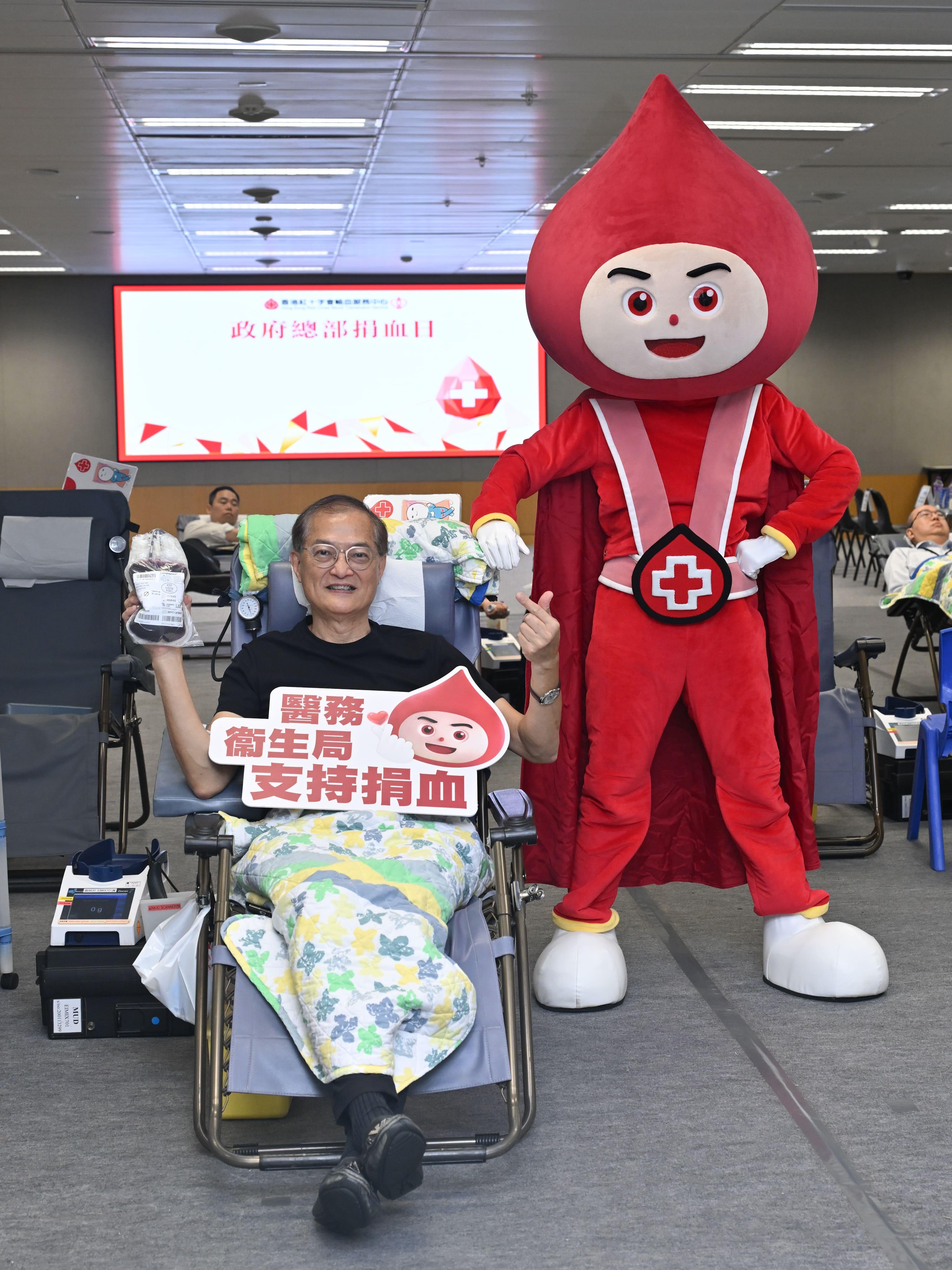 The Secretary for Health, Professor Lo Chung-mau, demonstrates his unwavering support for saving lives through blood donation by participating in the blood donation drive organised by the Hong Kong Red Cross at the Central Government Offices today (June 9).