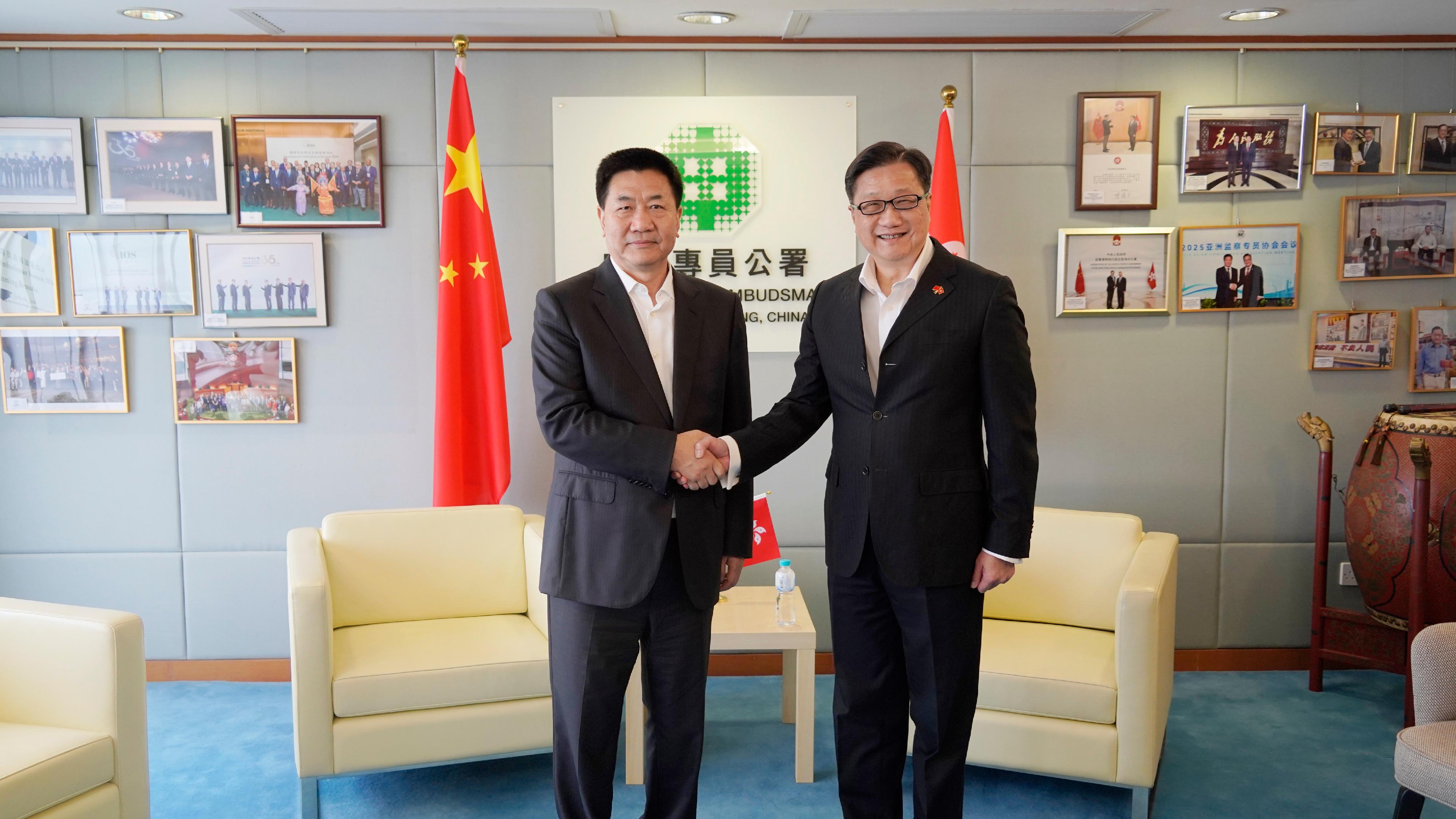 The Ombudsman, Mr Jack Chan (right), today (June 9) met with the Deputy Secretary of the Communist Party of China Central Commission for Discipline Inspection and Vice Chairman of the National Commission of Supervision, Mr Fu Kui (left).